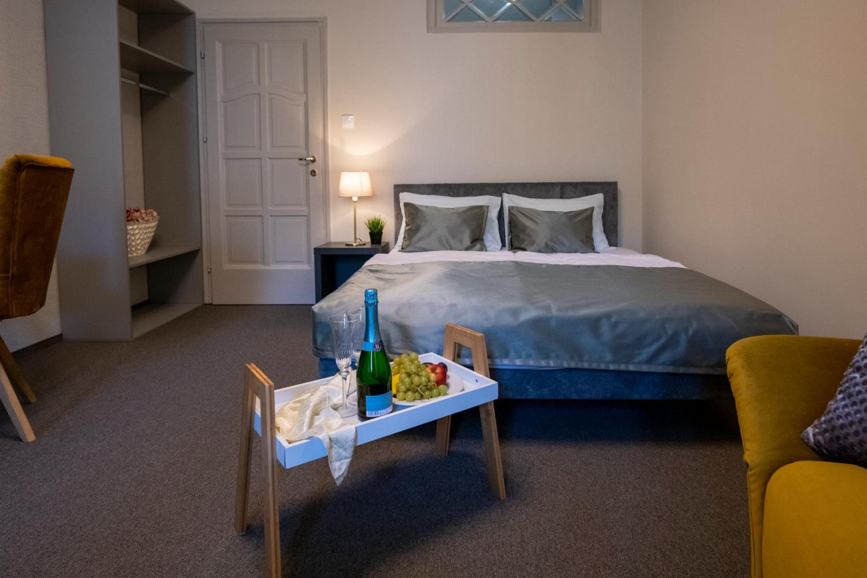 Superior Suite - Photo 11