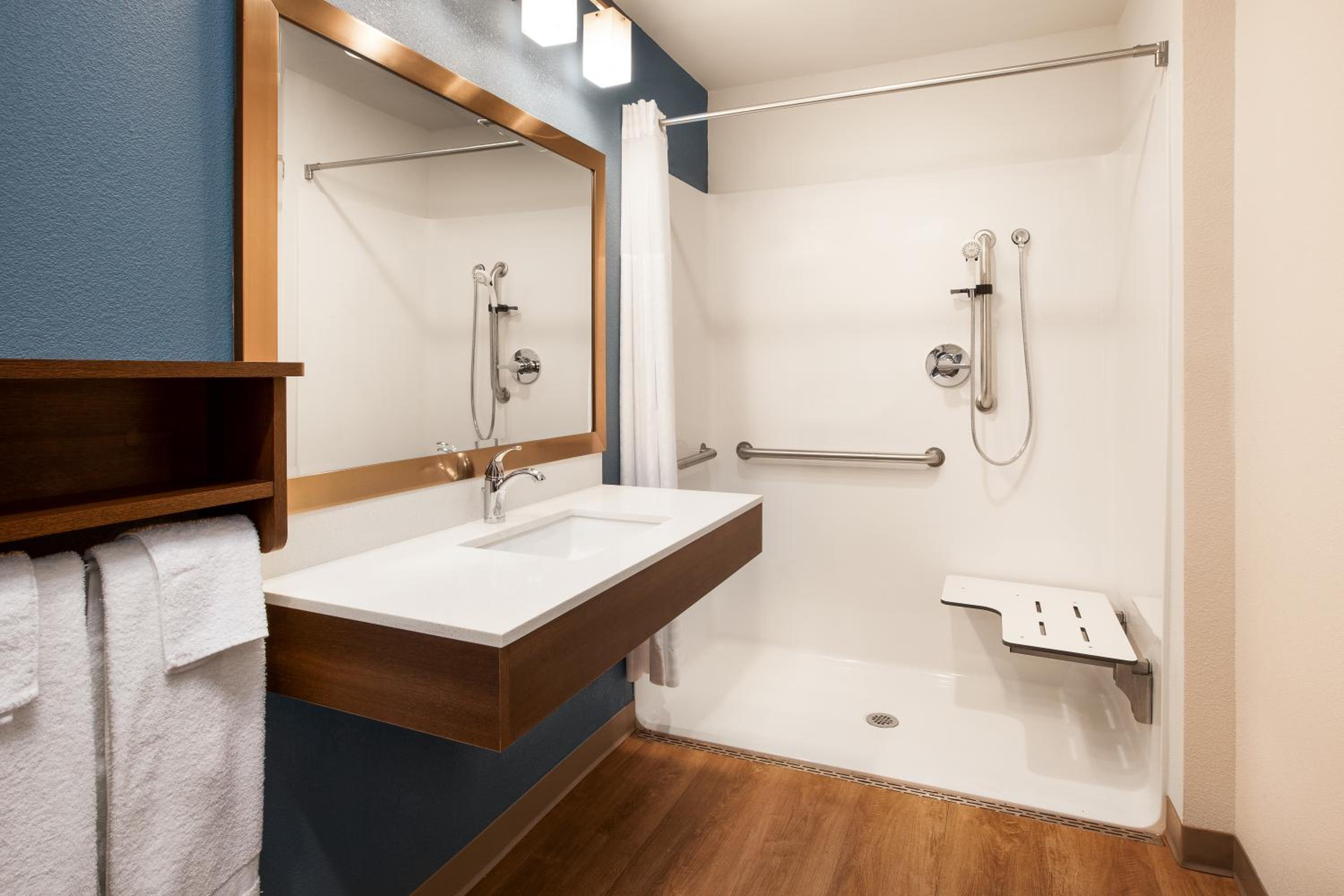 Queen Room with Roll-In Shower - Accessible/Non-Smoking photo 3