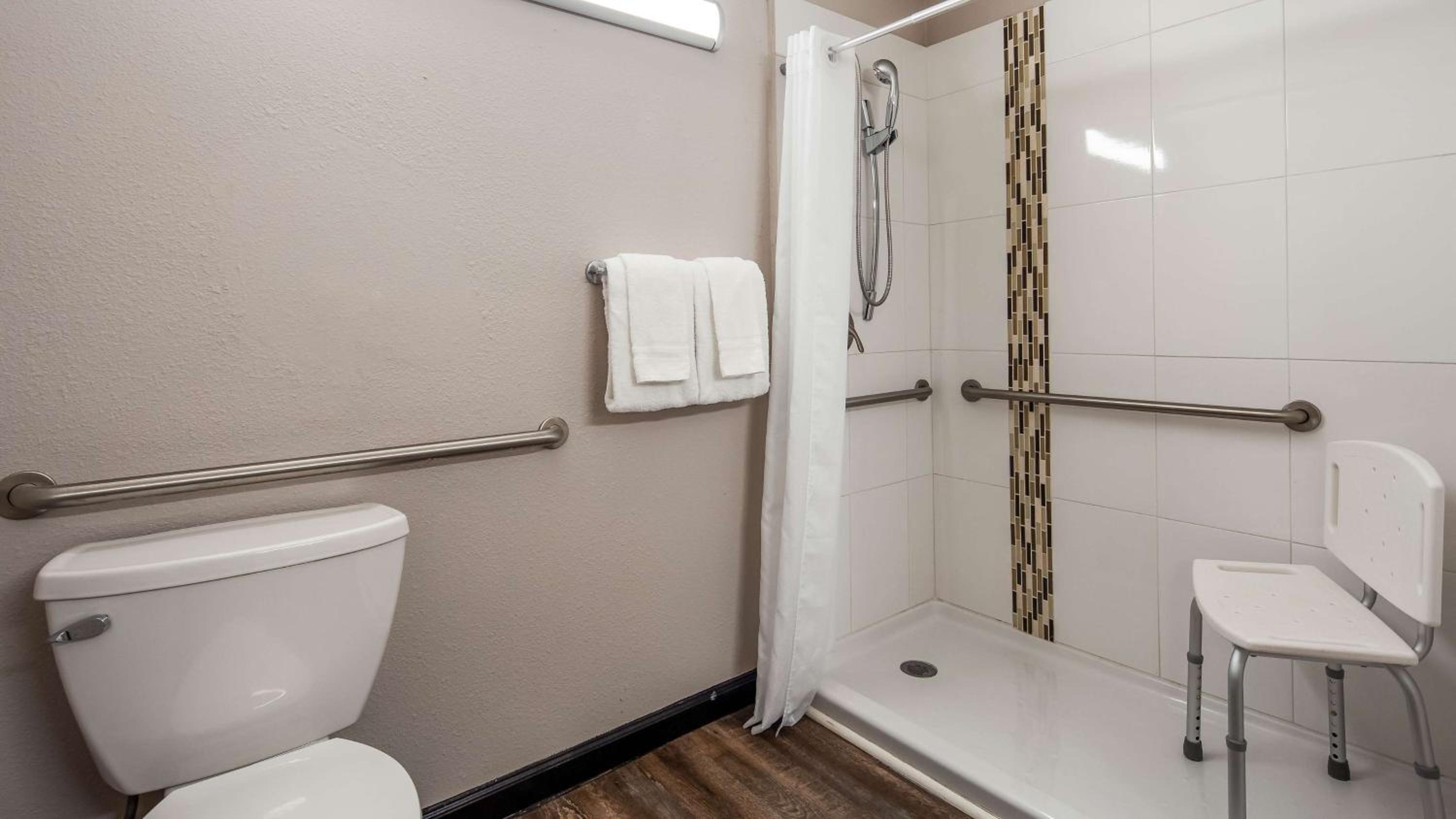 Queen Room - Disability Access - Roll in Shower photo 2