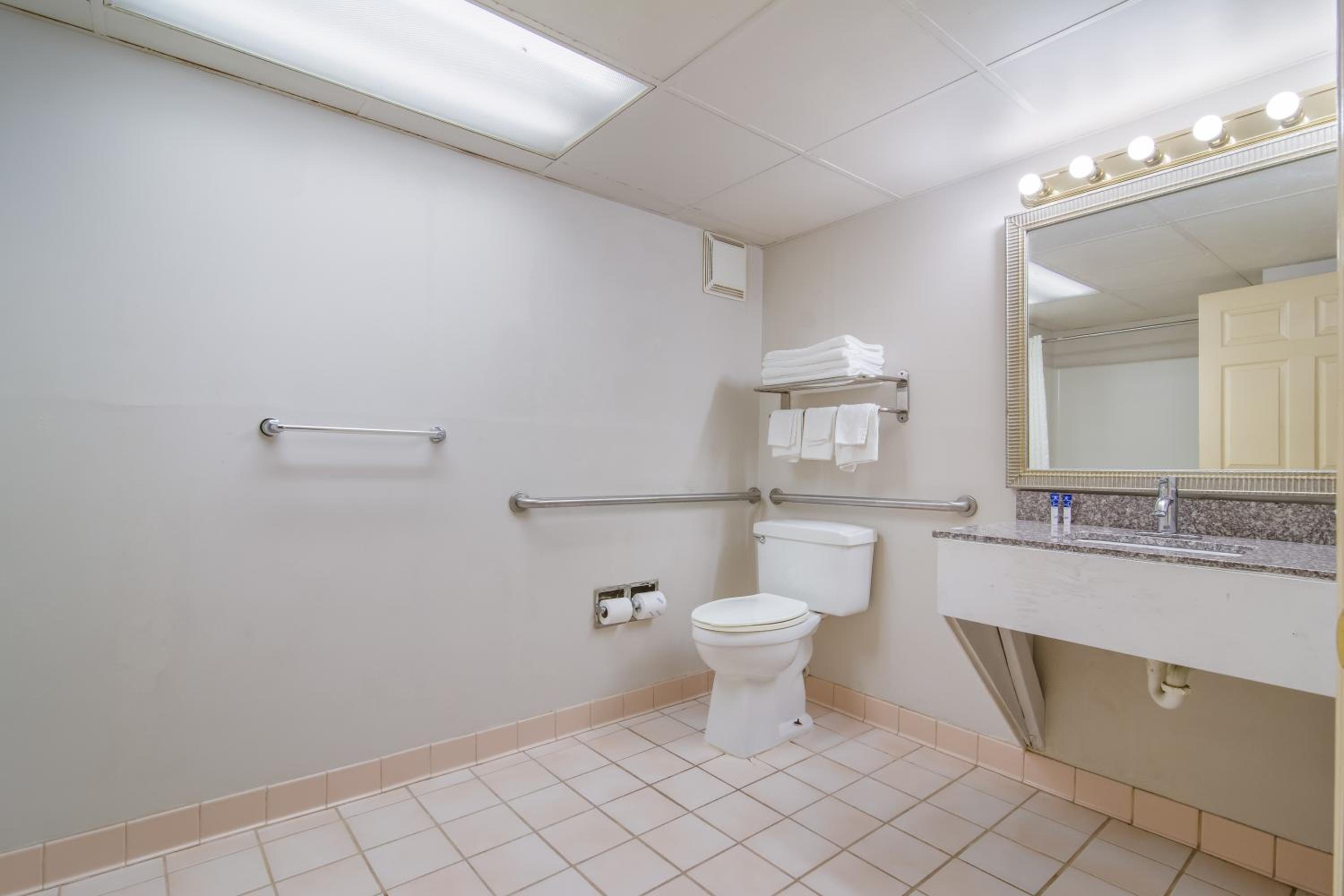 Quadruple Room - Disability Access photo 3