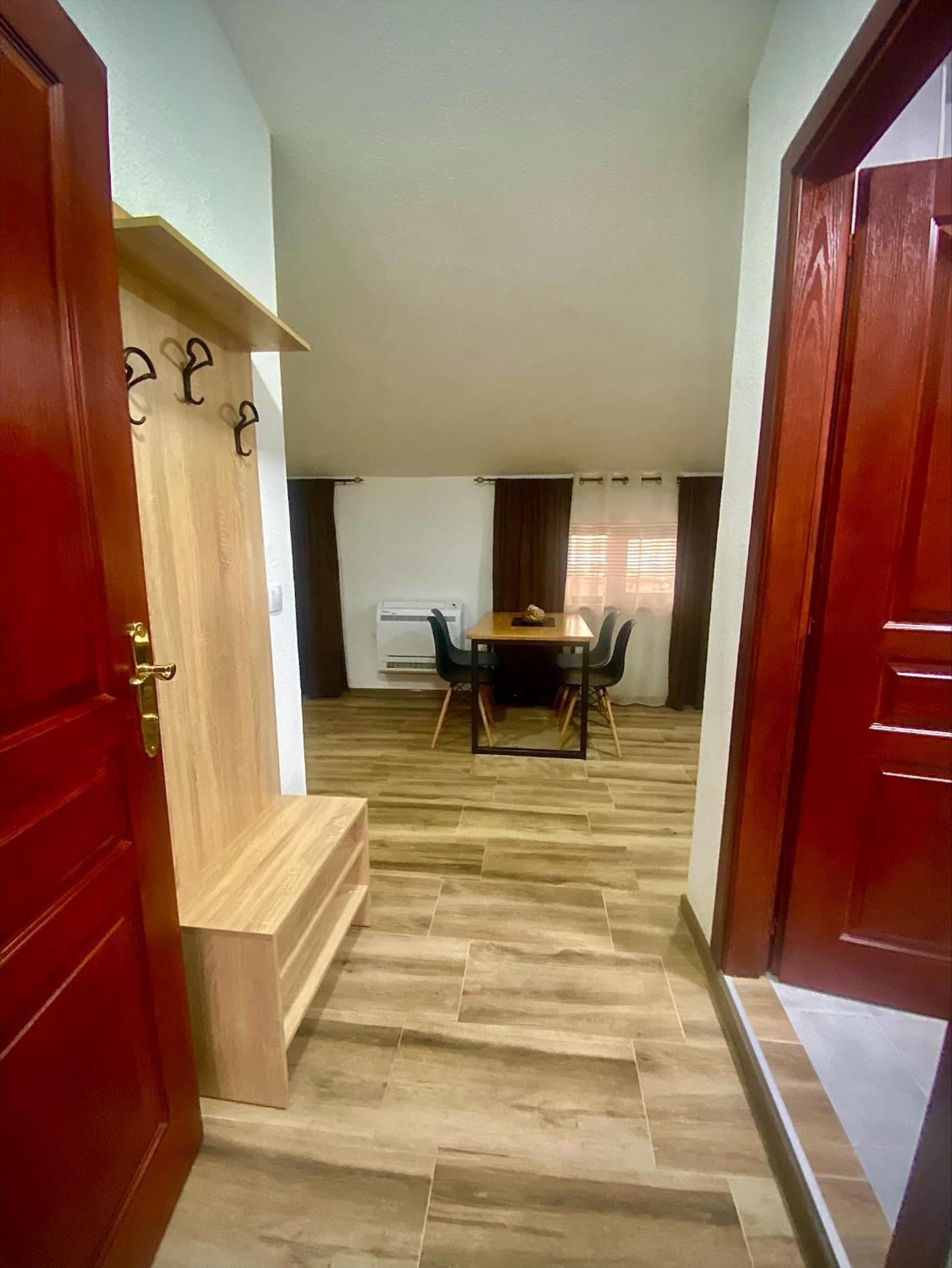 One-Bedroom Apartment photo 2