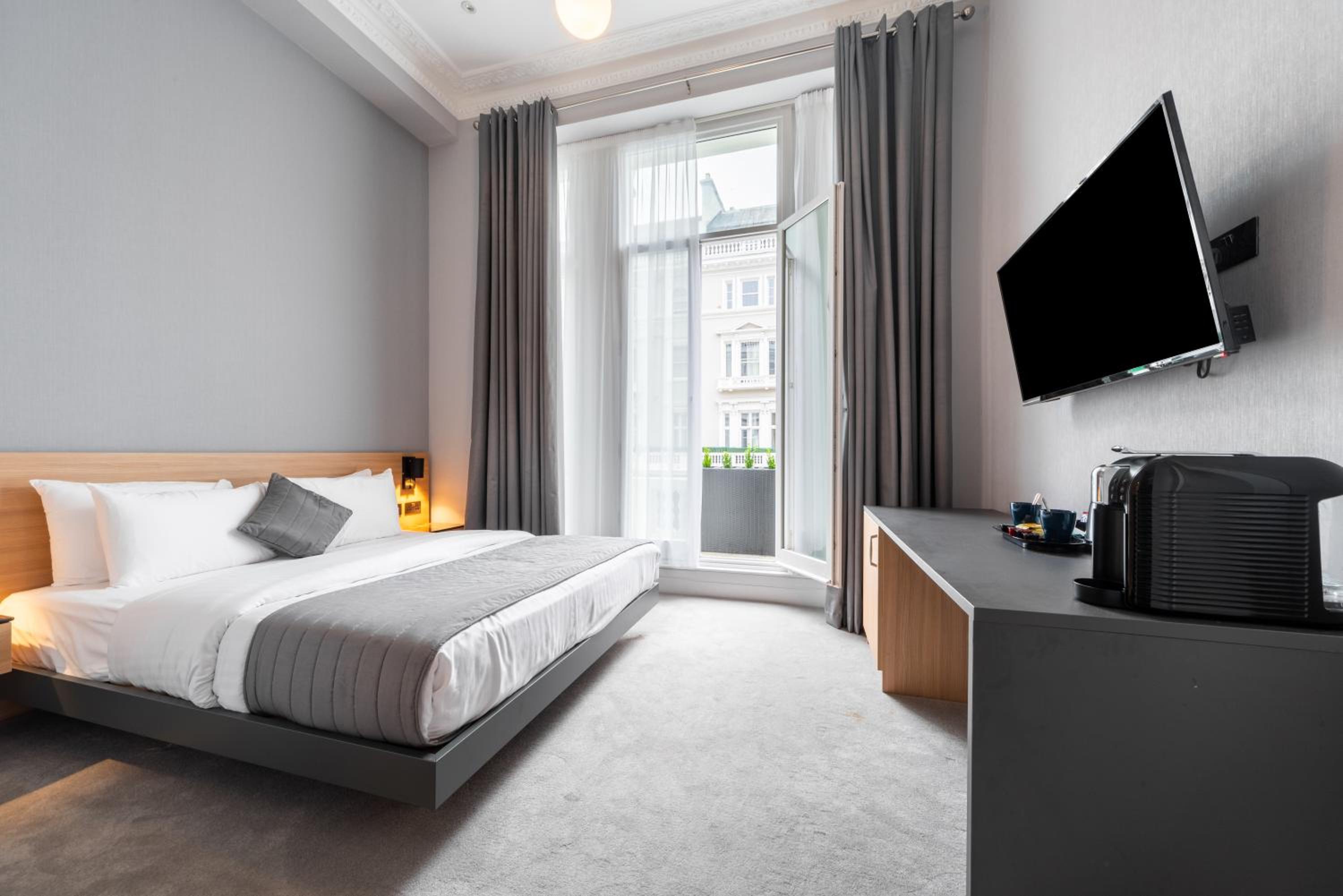 Deluxe Double Room with Balcony photo 3