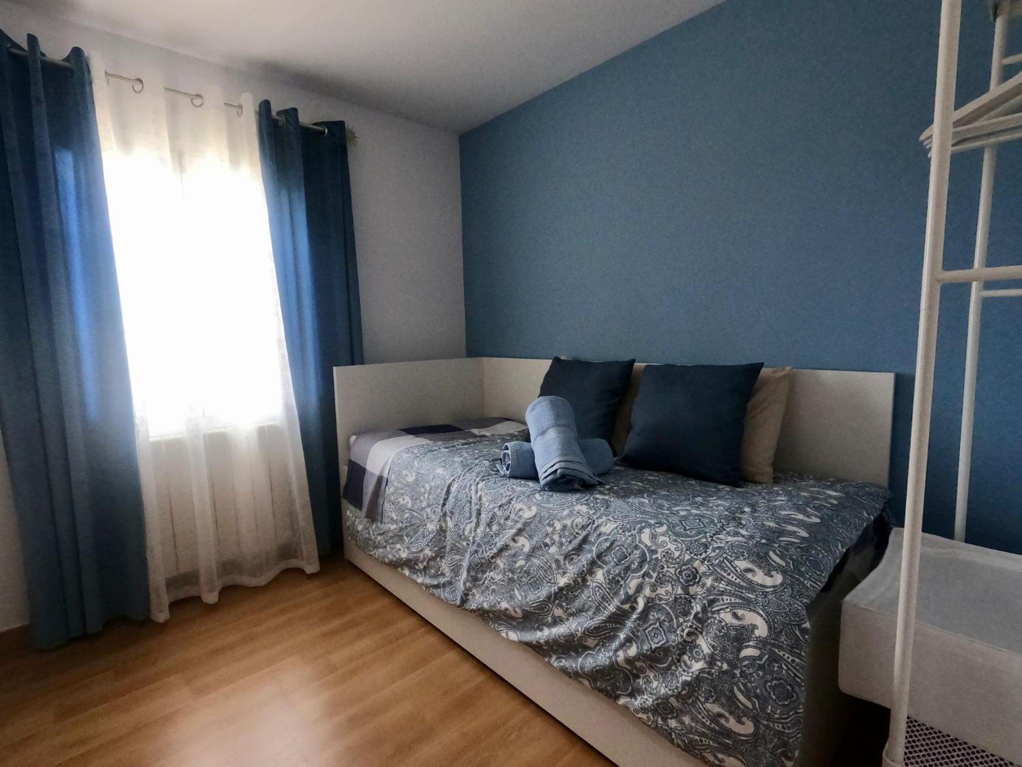 Eight-Bedroom House photo 2