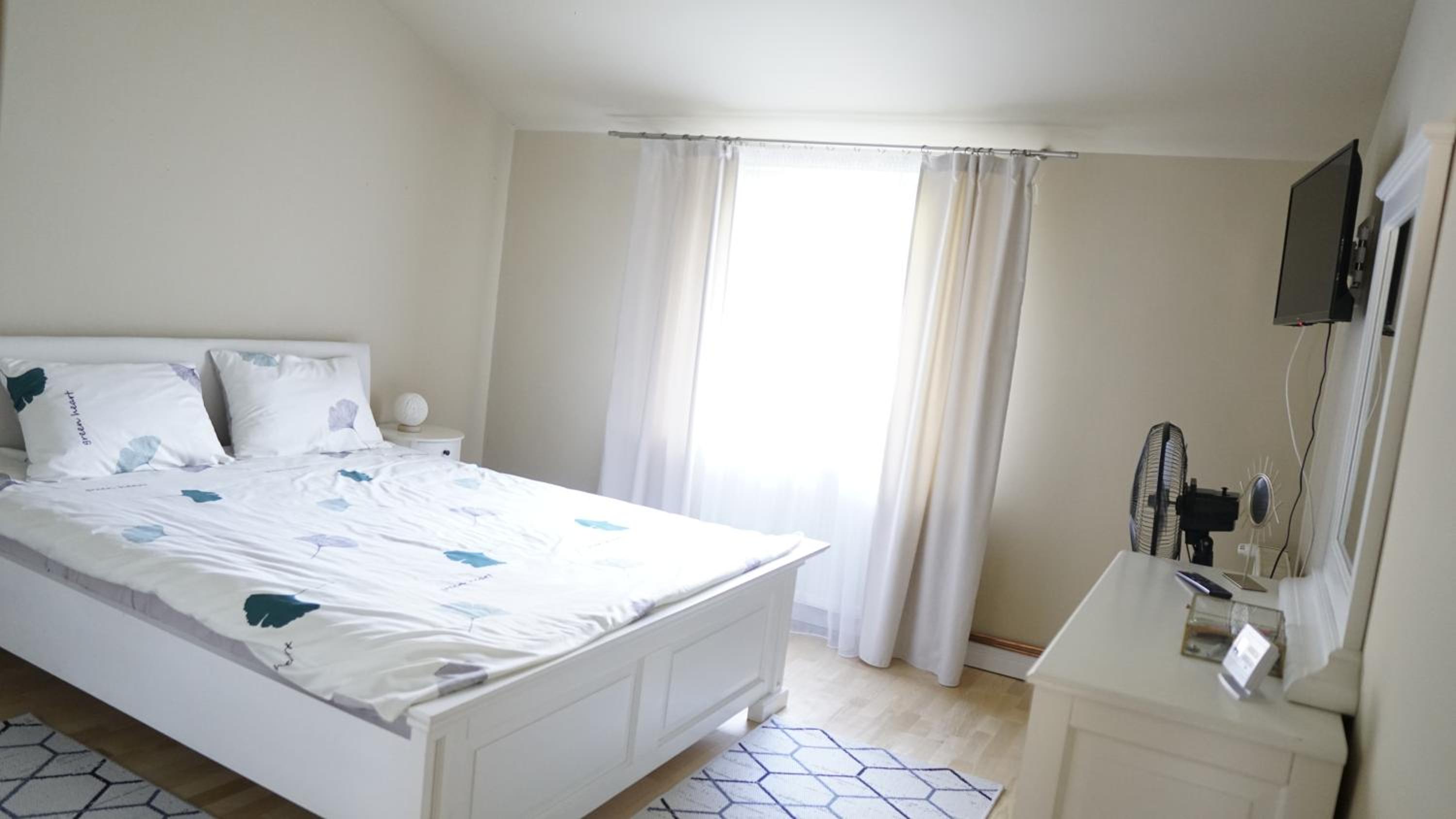 Two-Bedroom House - Photo 2