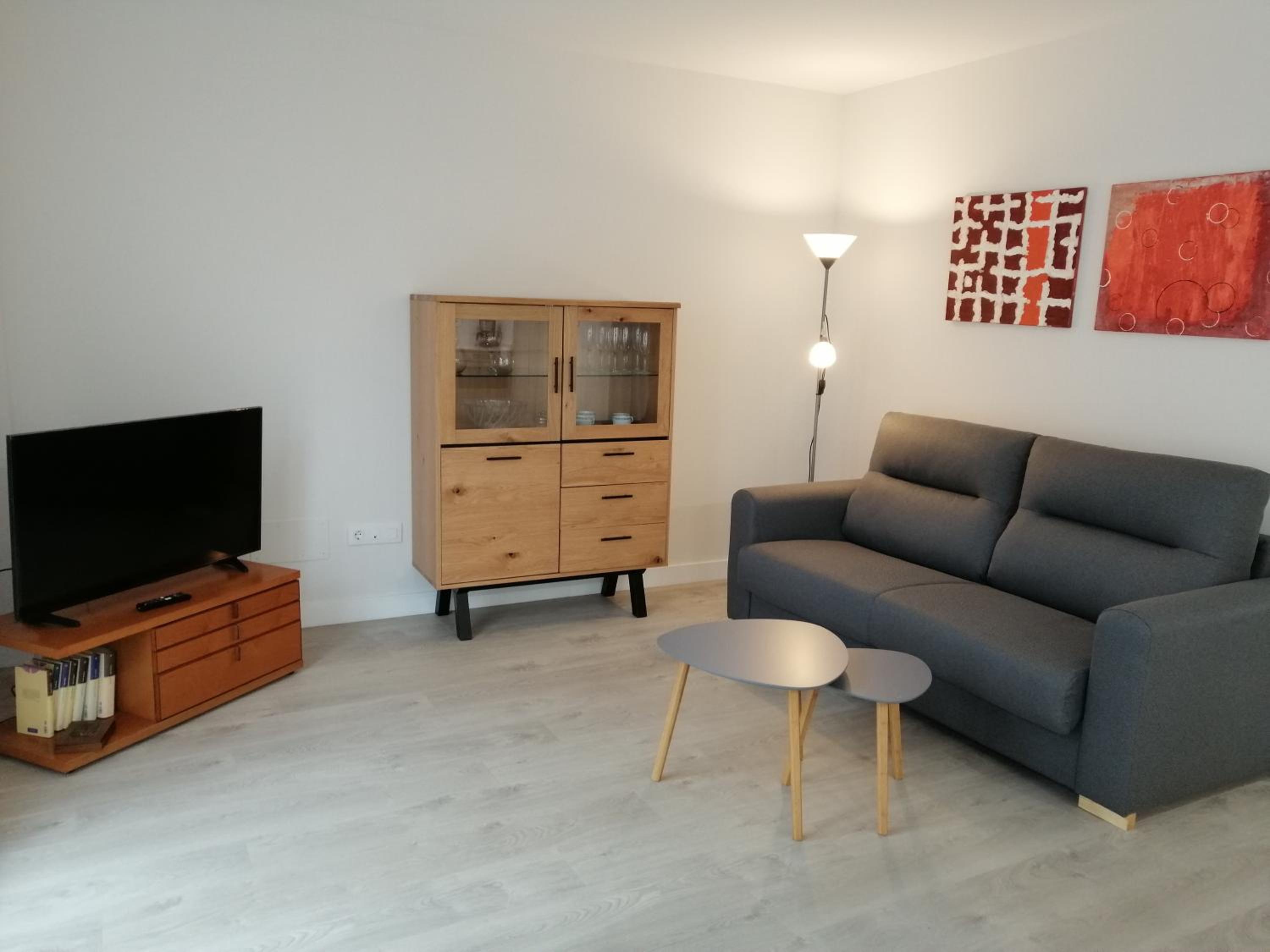One-Bedroom Apartment - Photo 2