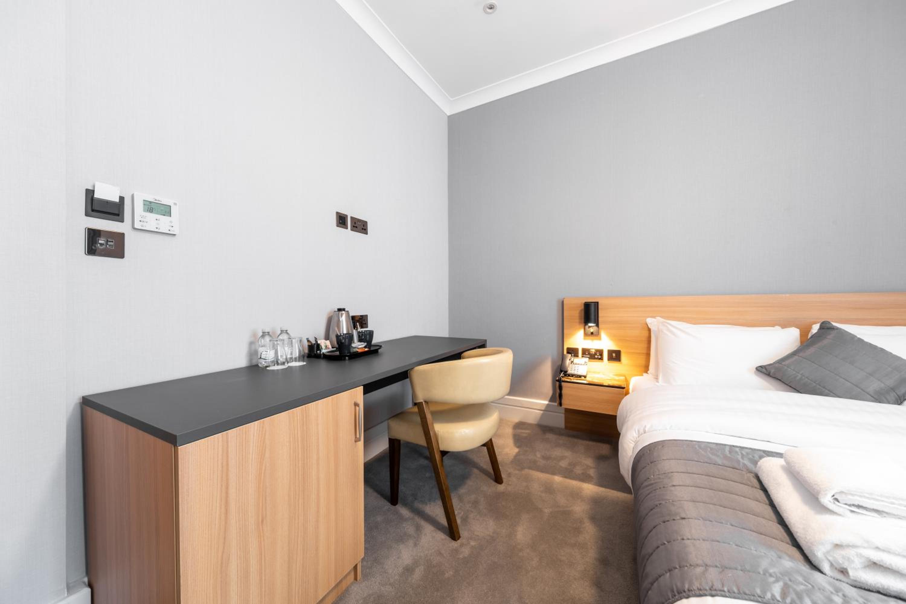 Budget Double Room photo 3