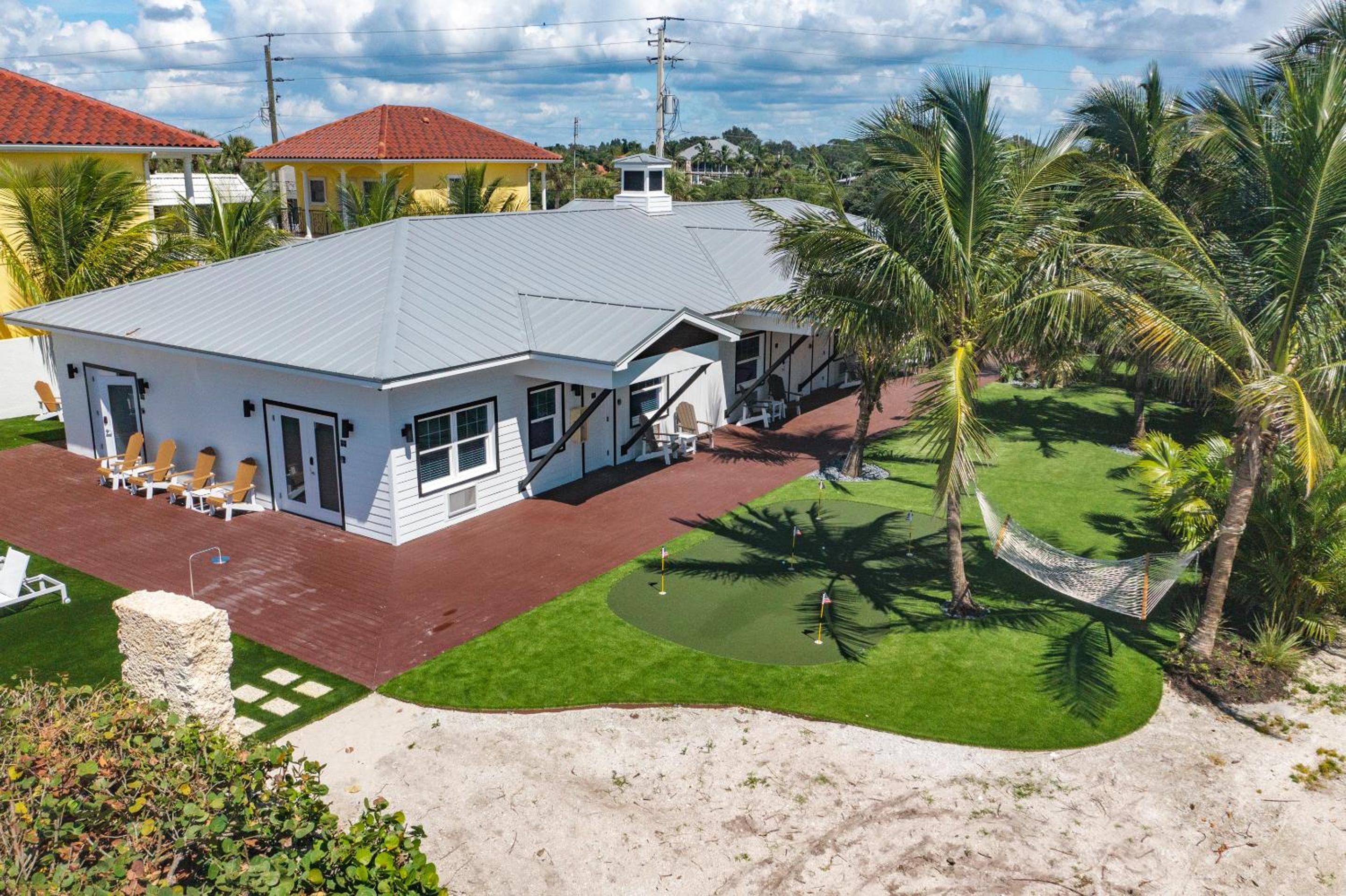 Beachfront Courtyard View Deluxe King Studio photo 2