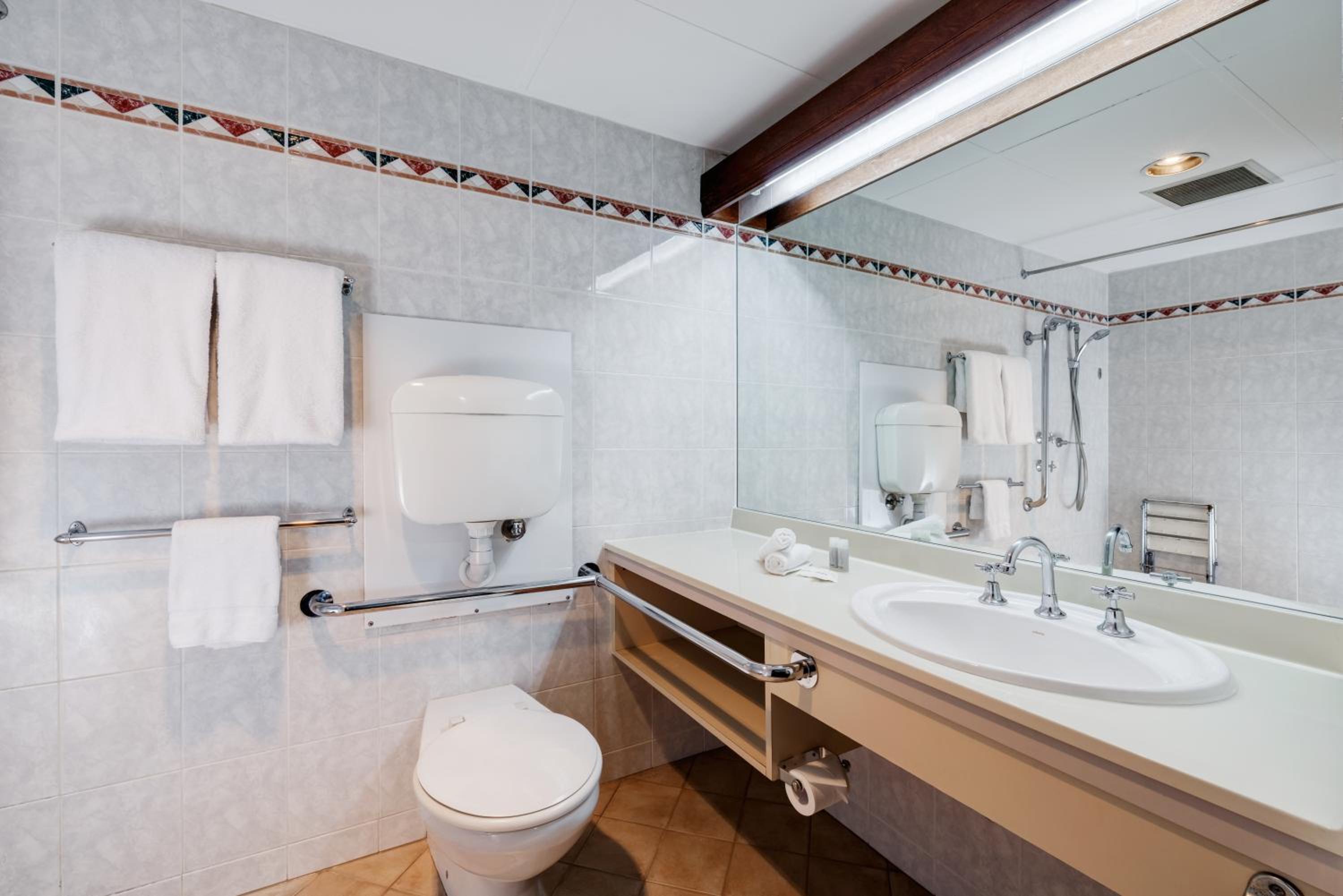 Walk In Shower - Deluxe Queen & Single with Courtyard - Photo 5