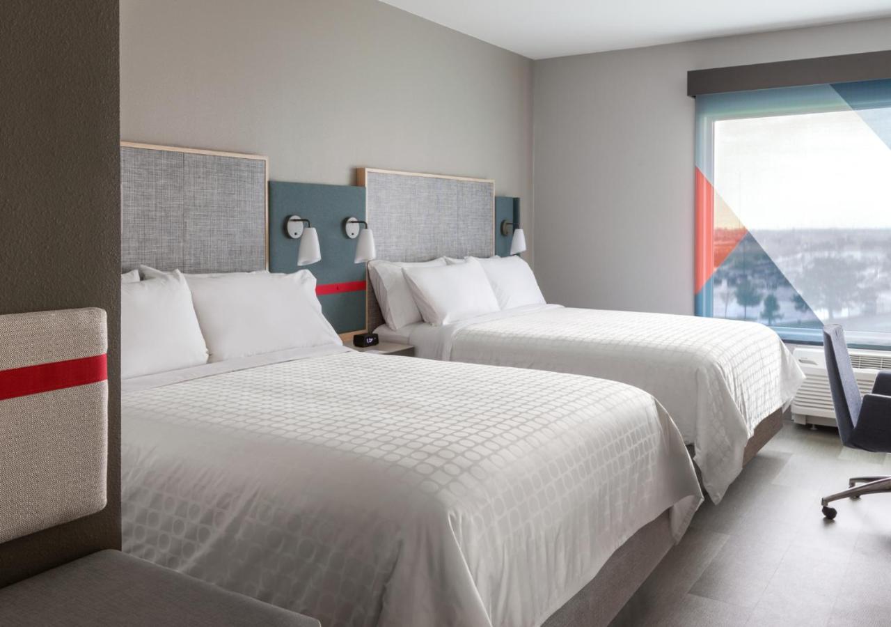 Standard Queen Room with Two Queen Beds - Photo 2