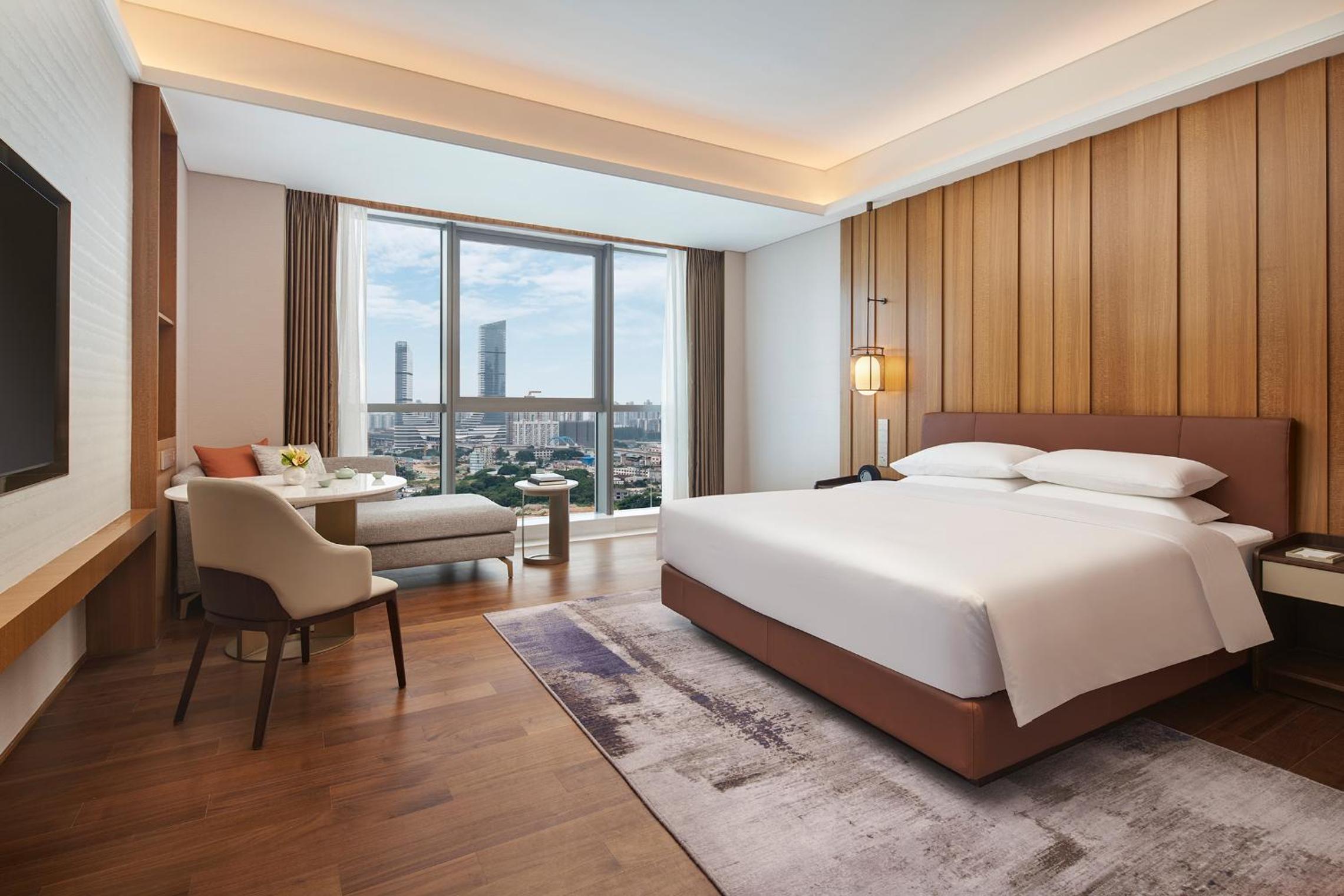 King Room with City View - Club Access