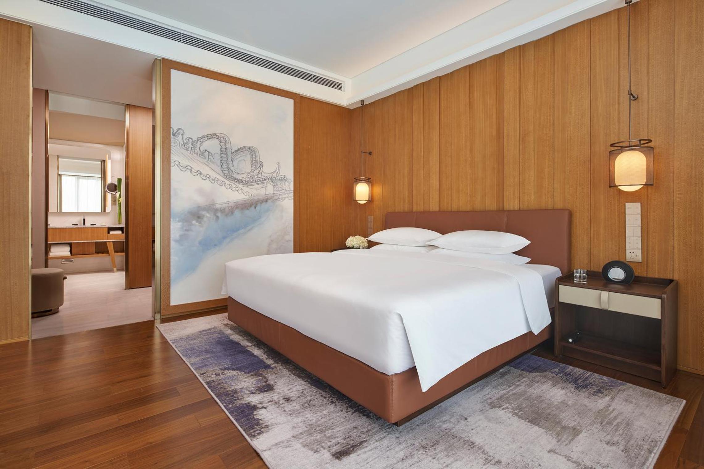 Deluxe Regency Suite - Photo 1