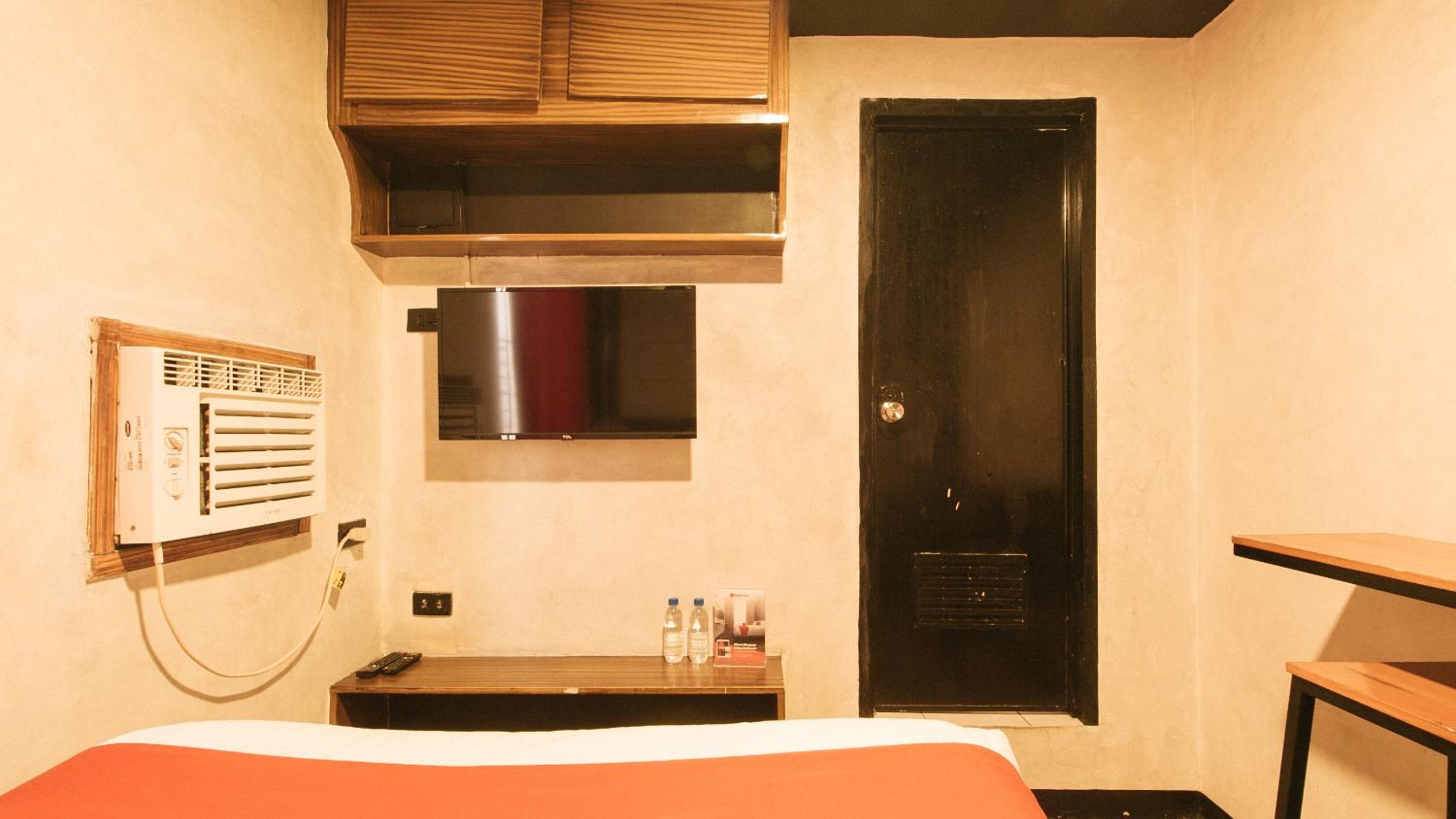 Standard Double Room - Photo 9