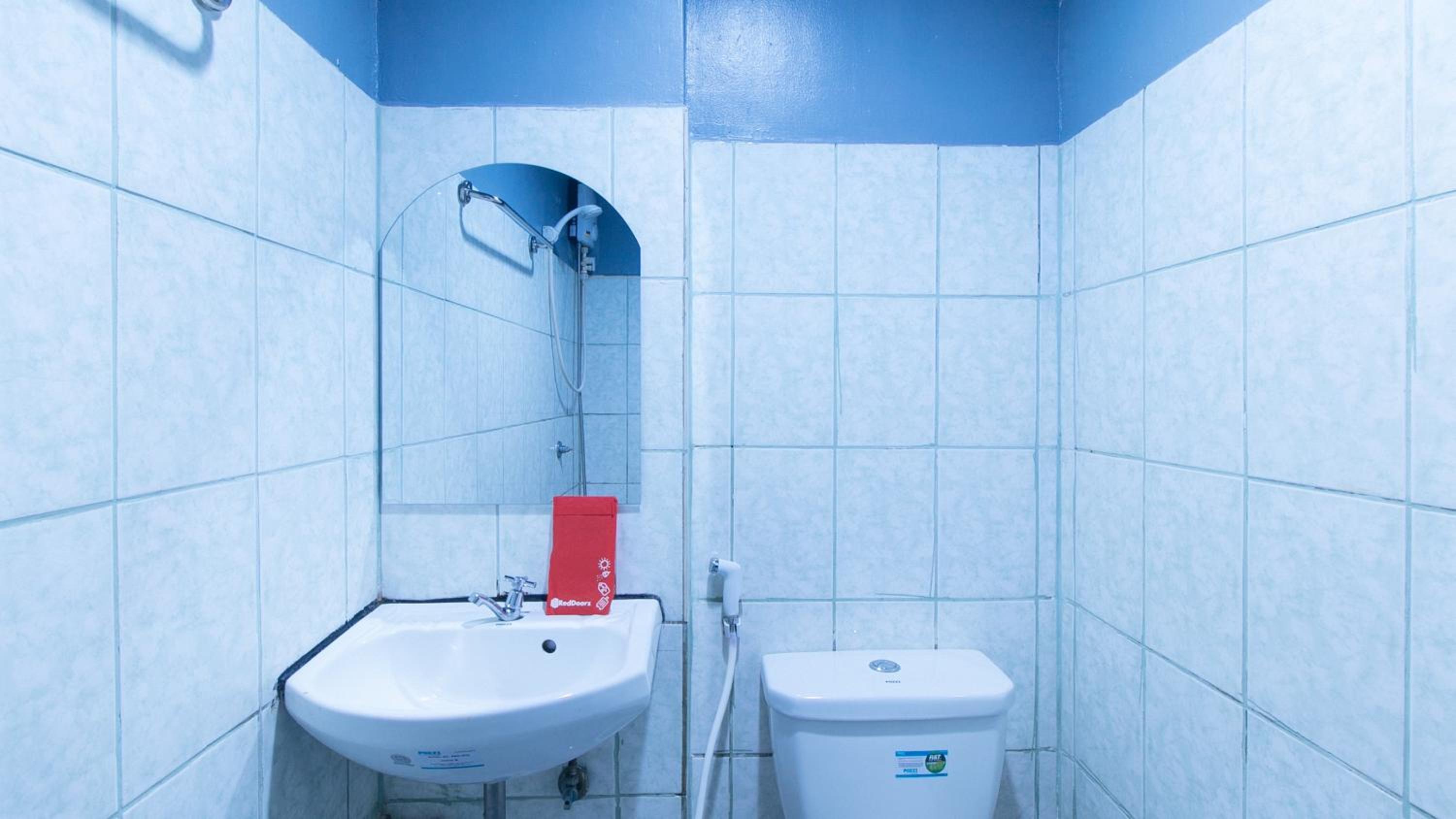 Standard Double Room - Photo 13