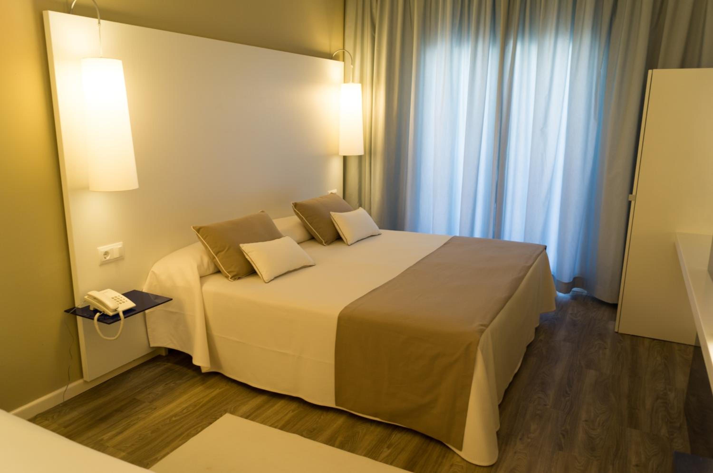 Standard Double or Twin Room - Photo 7