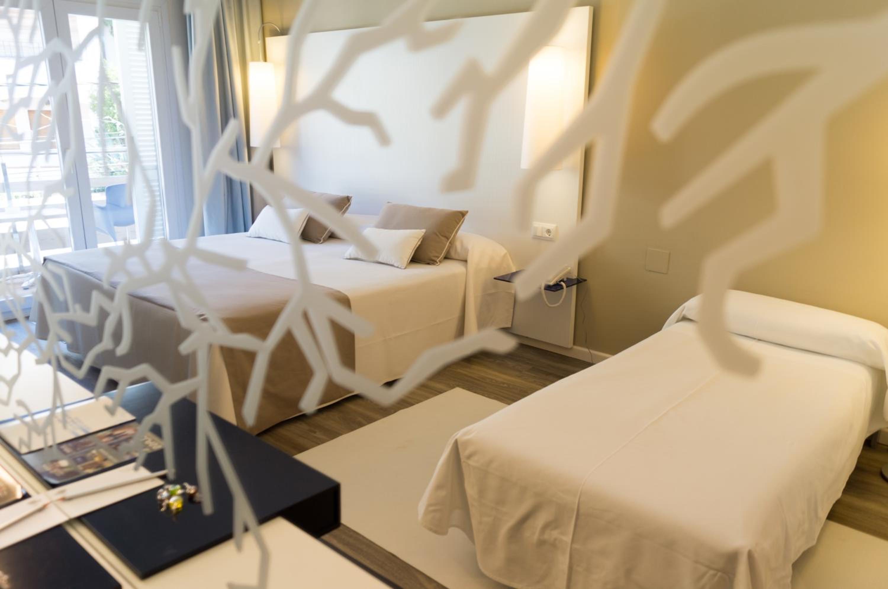Standard Triple Room (2 Adults + 1 Child) - Photo 3