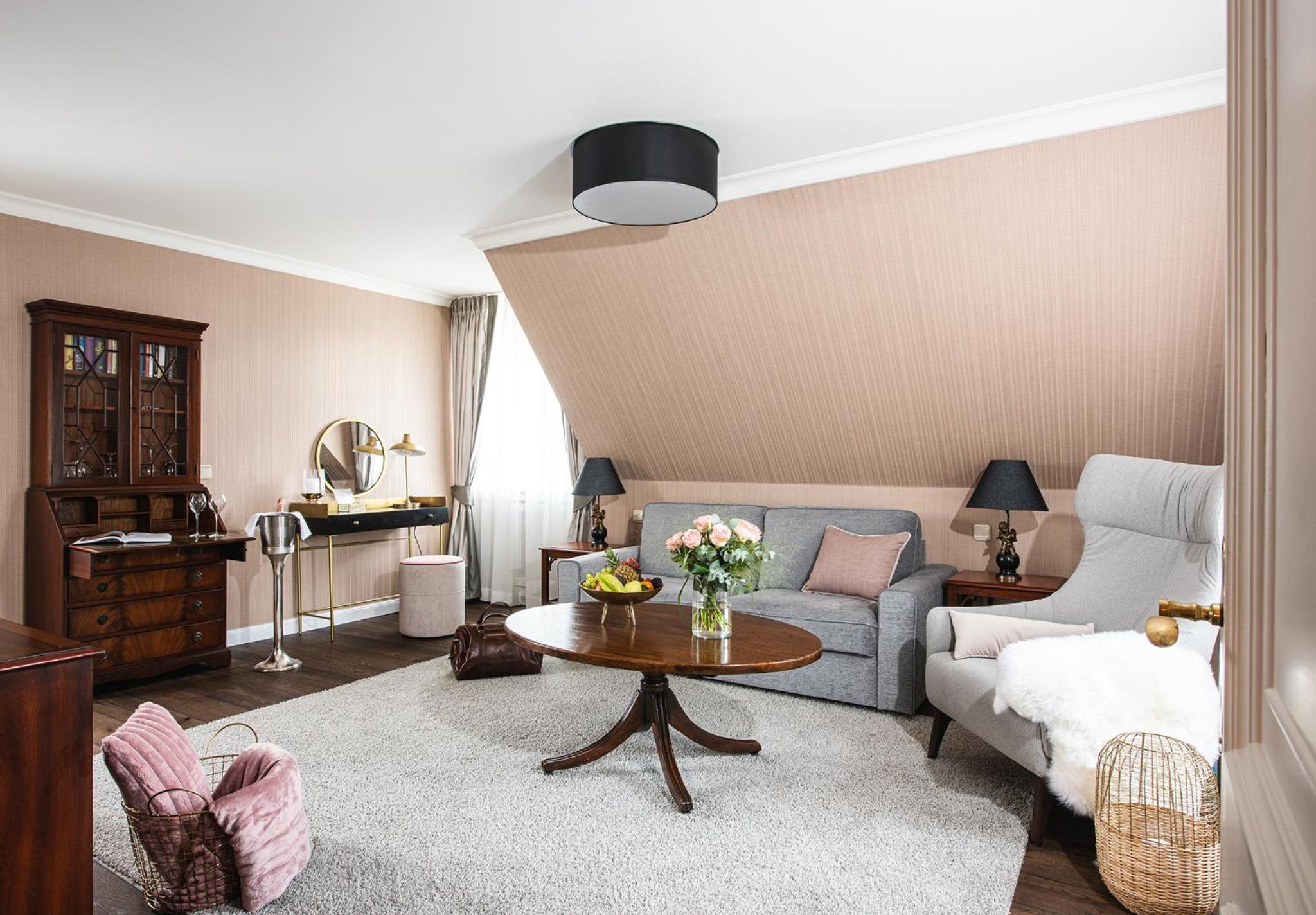 Executive Suite - Photo 2
