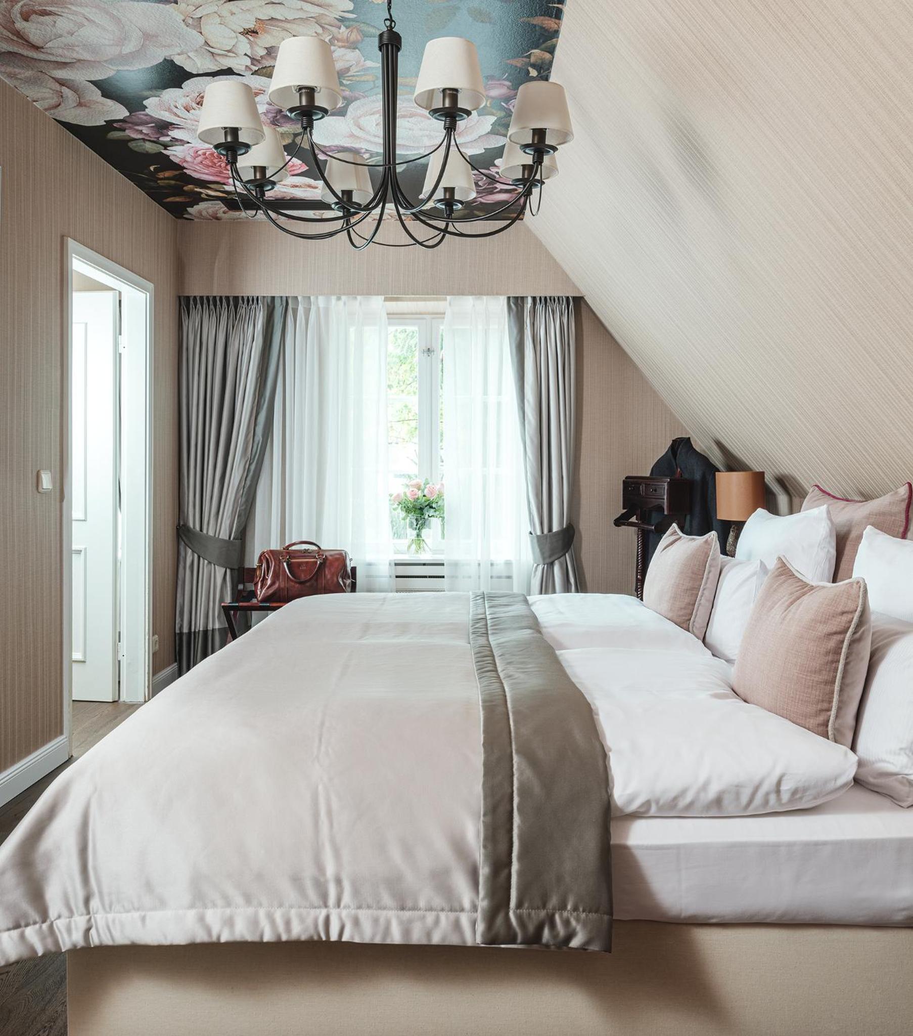 Executive Suite - Photo 1