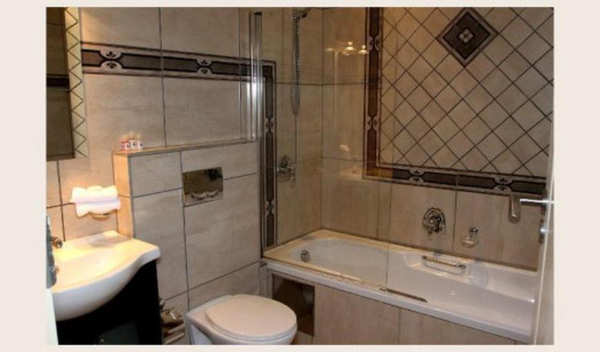Twin Room with Bath - Photo 5