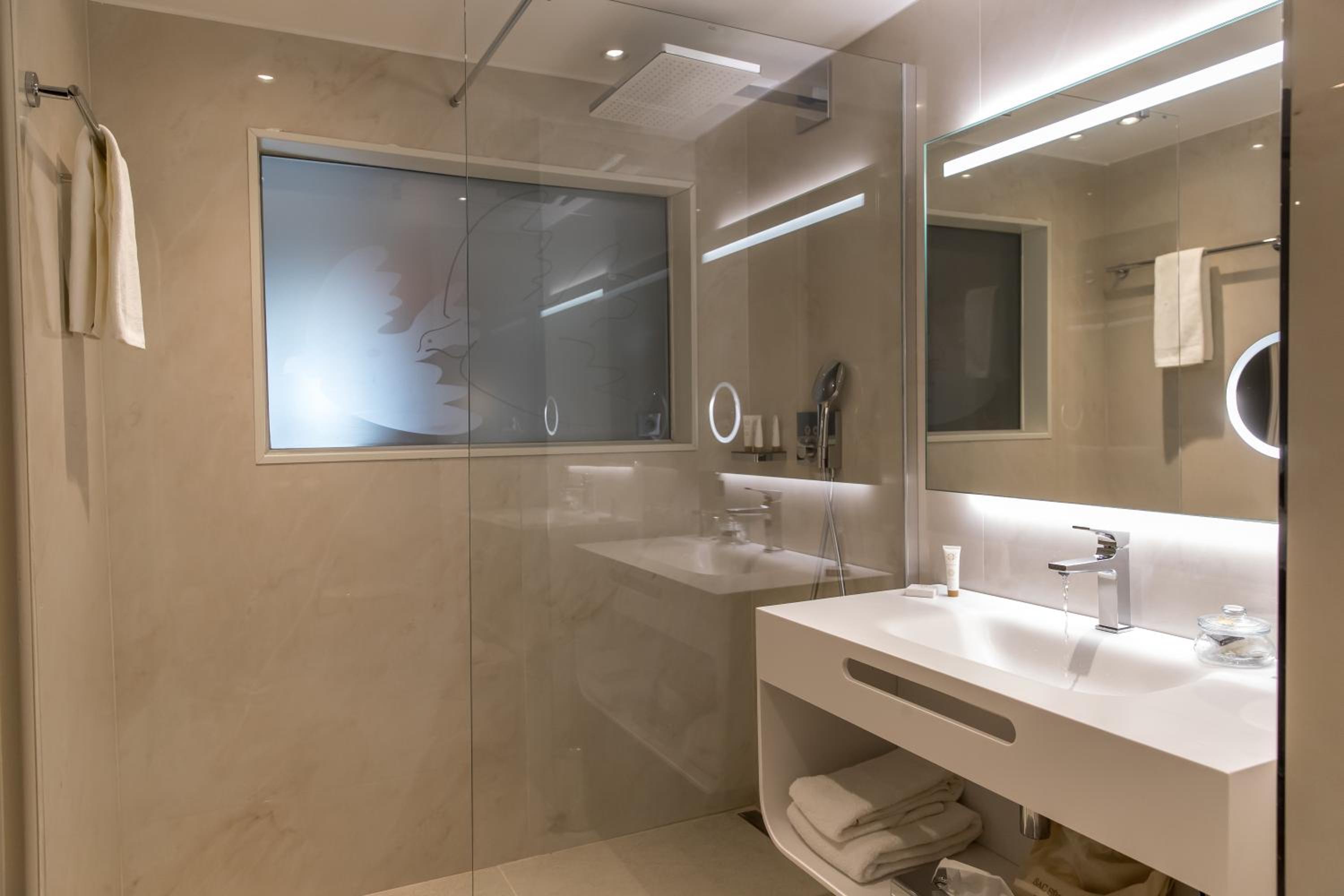 Double or Twin Room - Photo 2