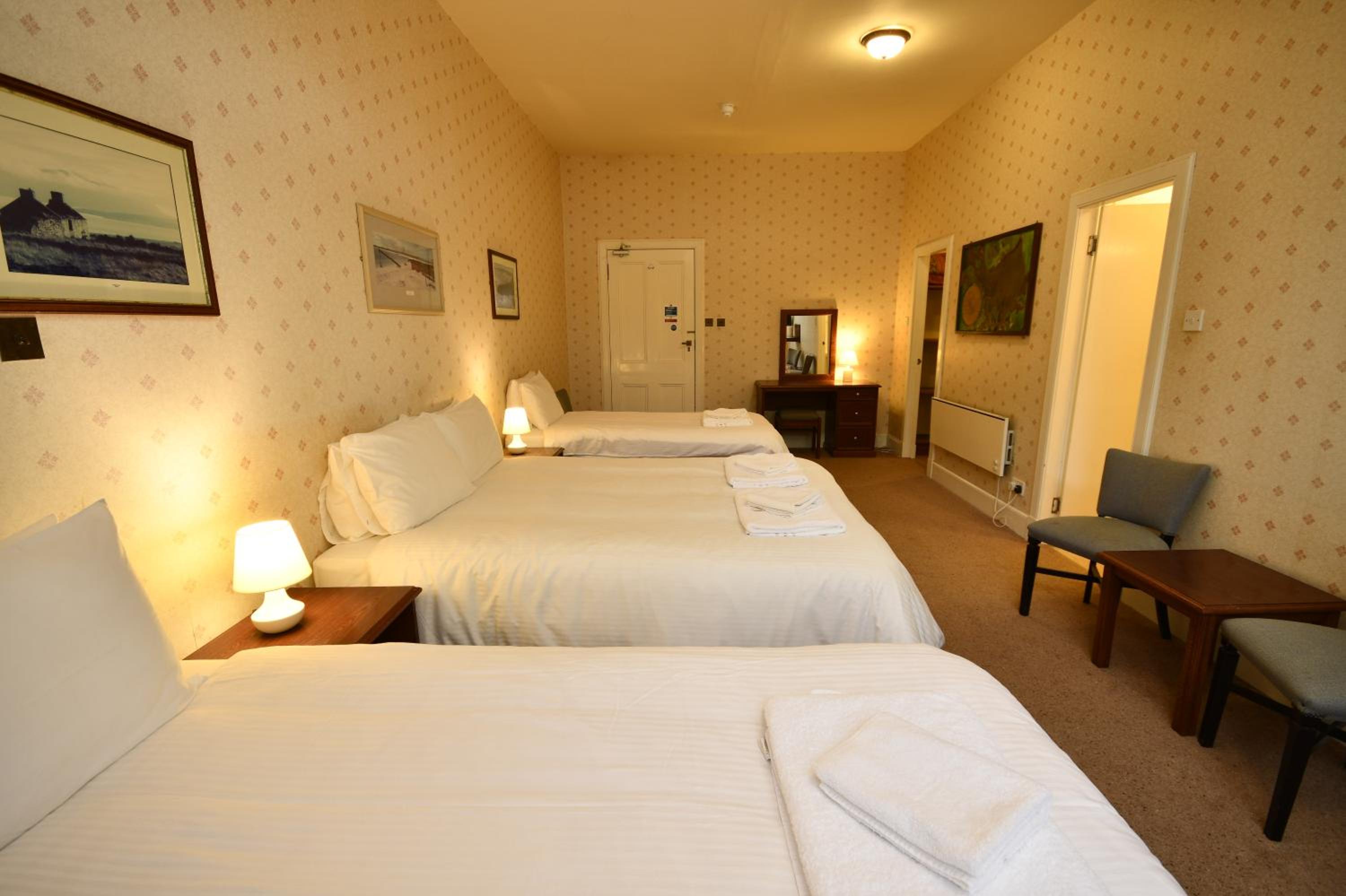 Quadruple Room with Private Bathroom - Photo 1