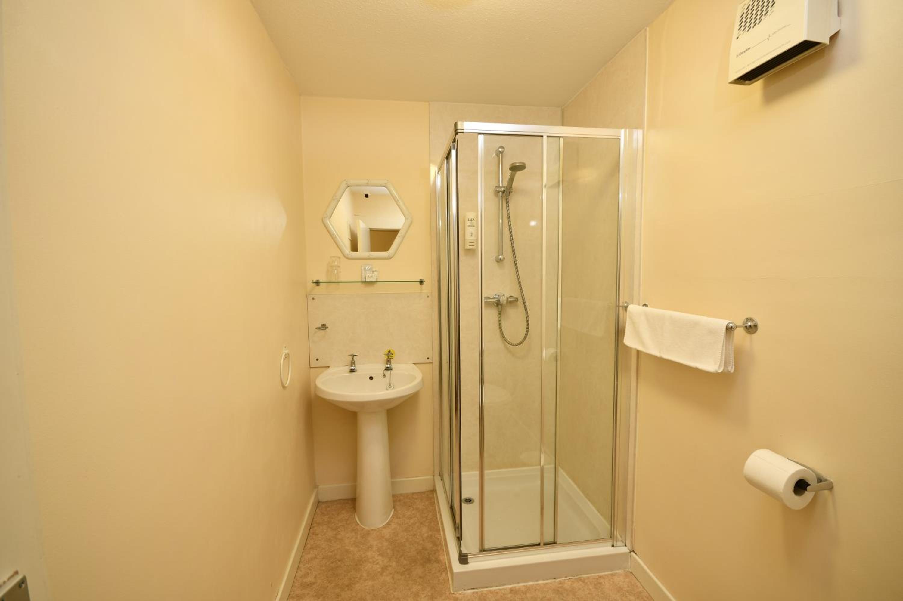 Double Room with Private Bathroom - Photo 17
