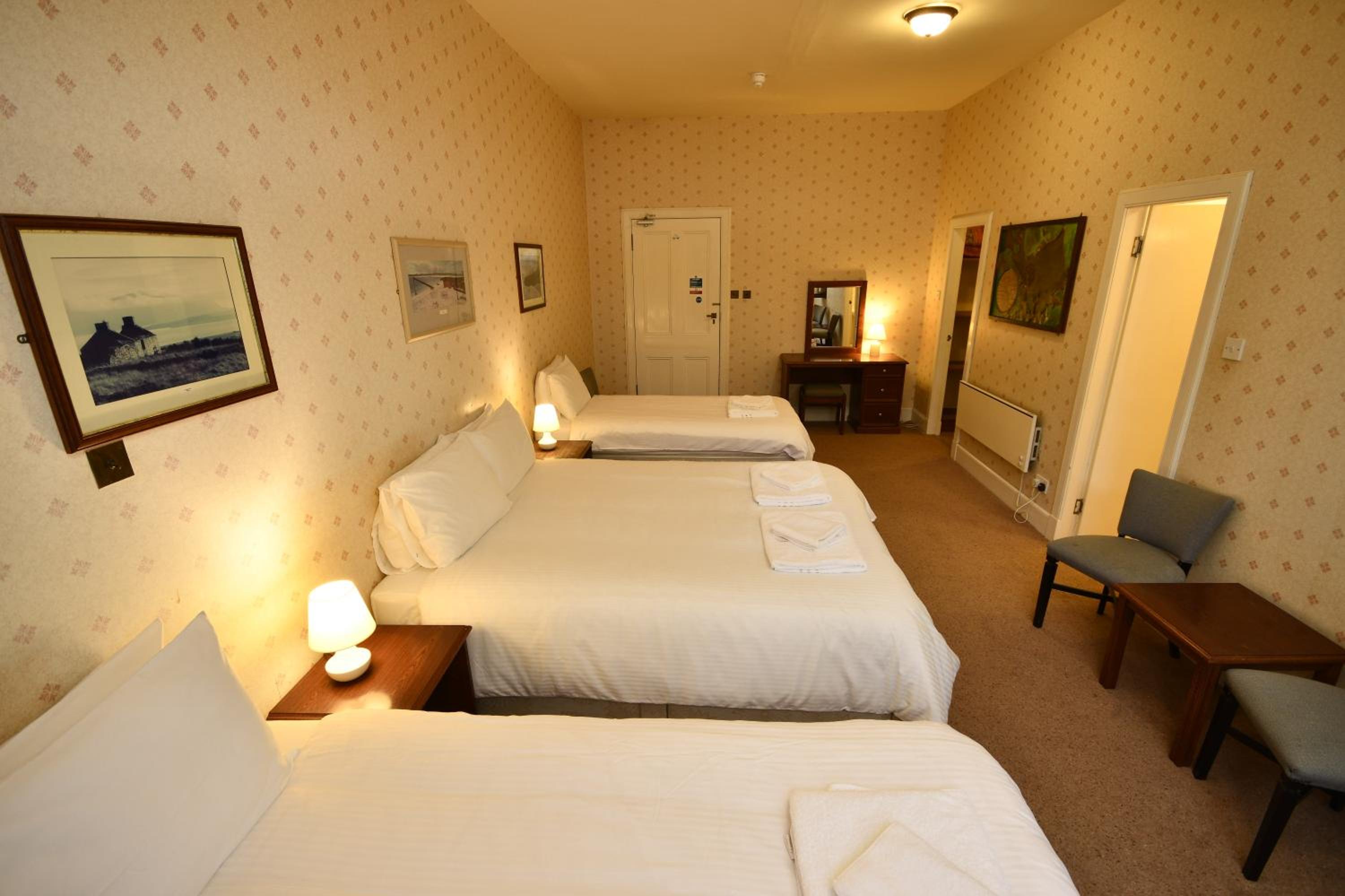 Quadruple Room with Private Bathroom - Photo 5