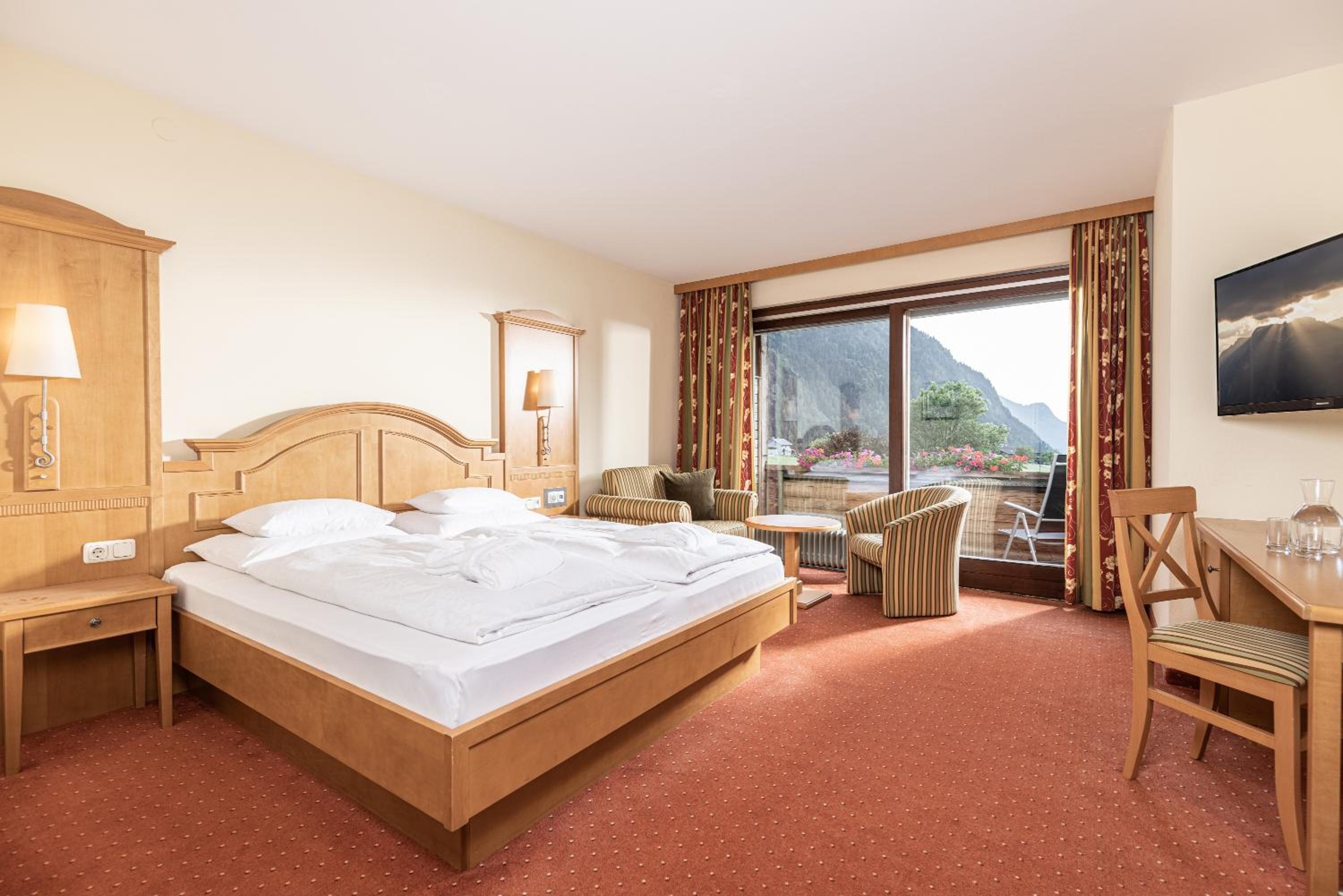 Deluxe Double Room with Balcony photo 2