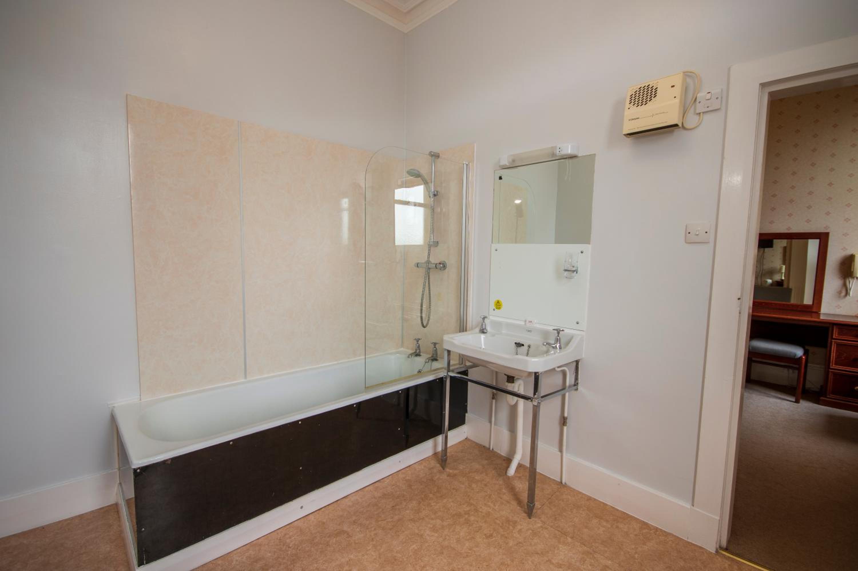 Double Room with Private Bathroom - Photo 14