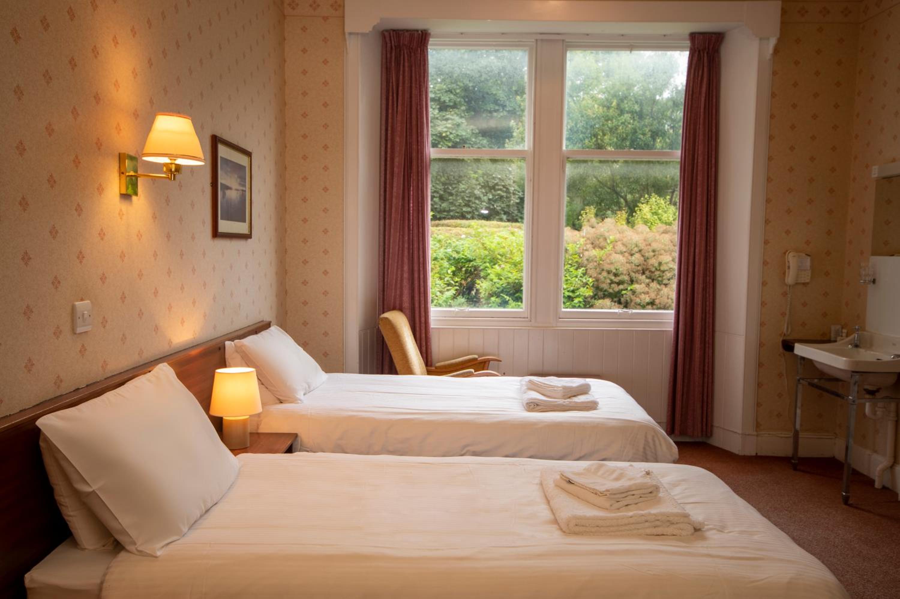 Twin Room with Private Bathroom - Photo 3