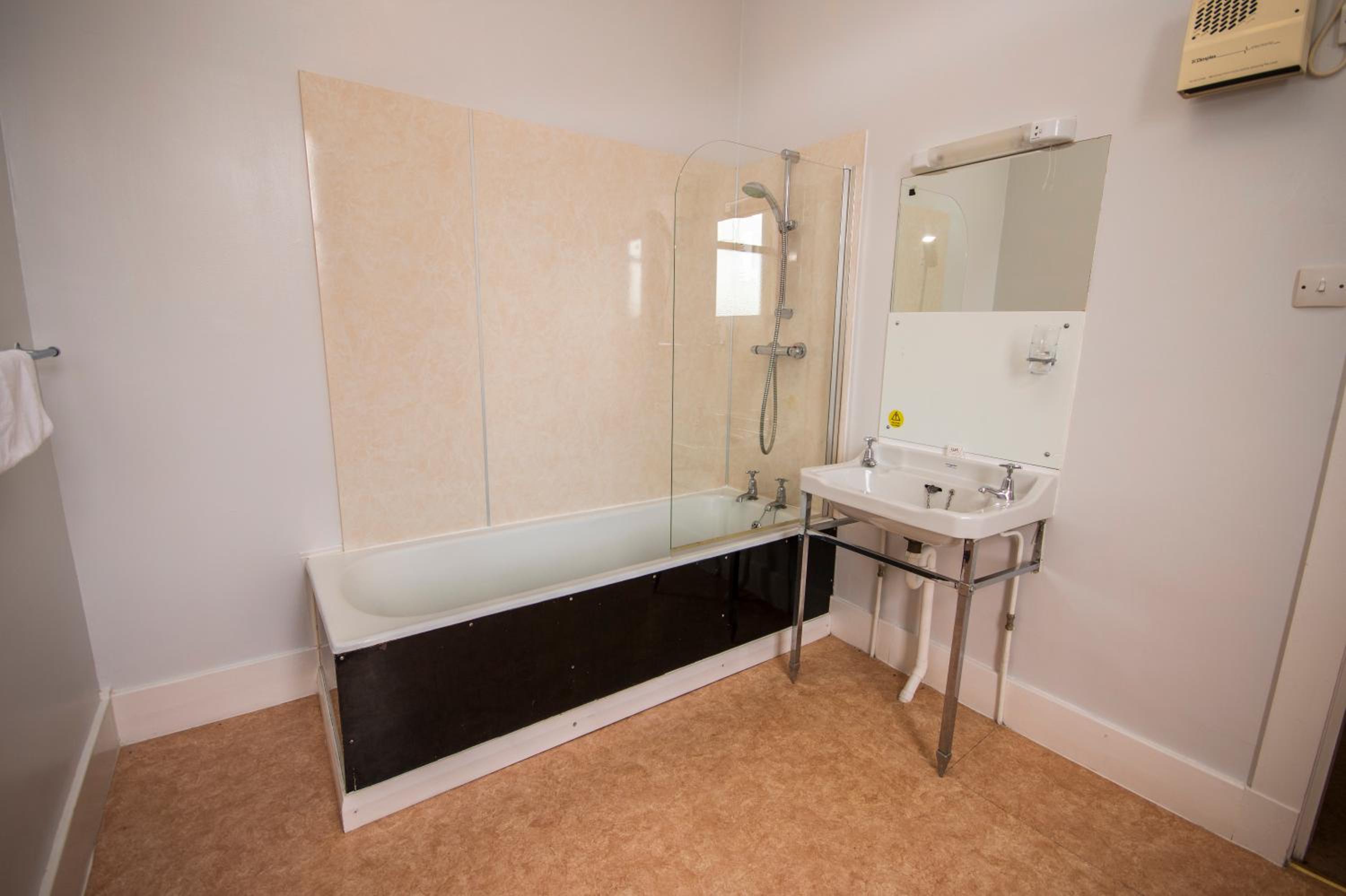 Double Room with Private Bathroom - Photo 12