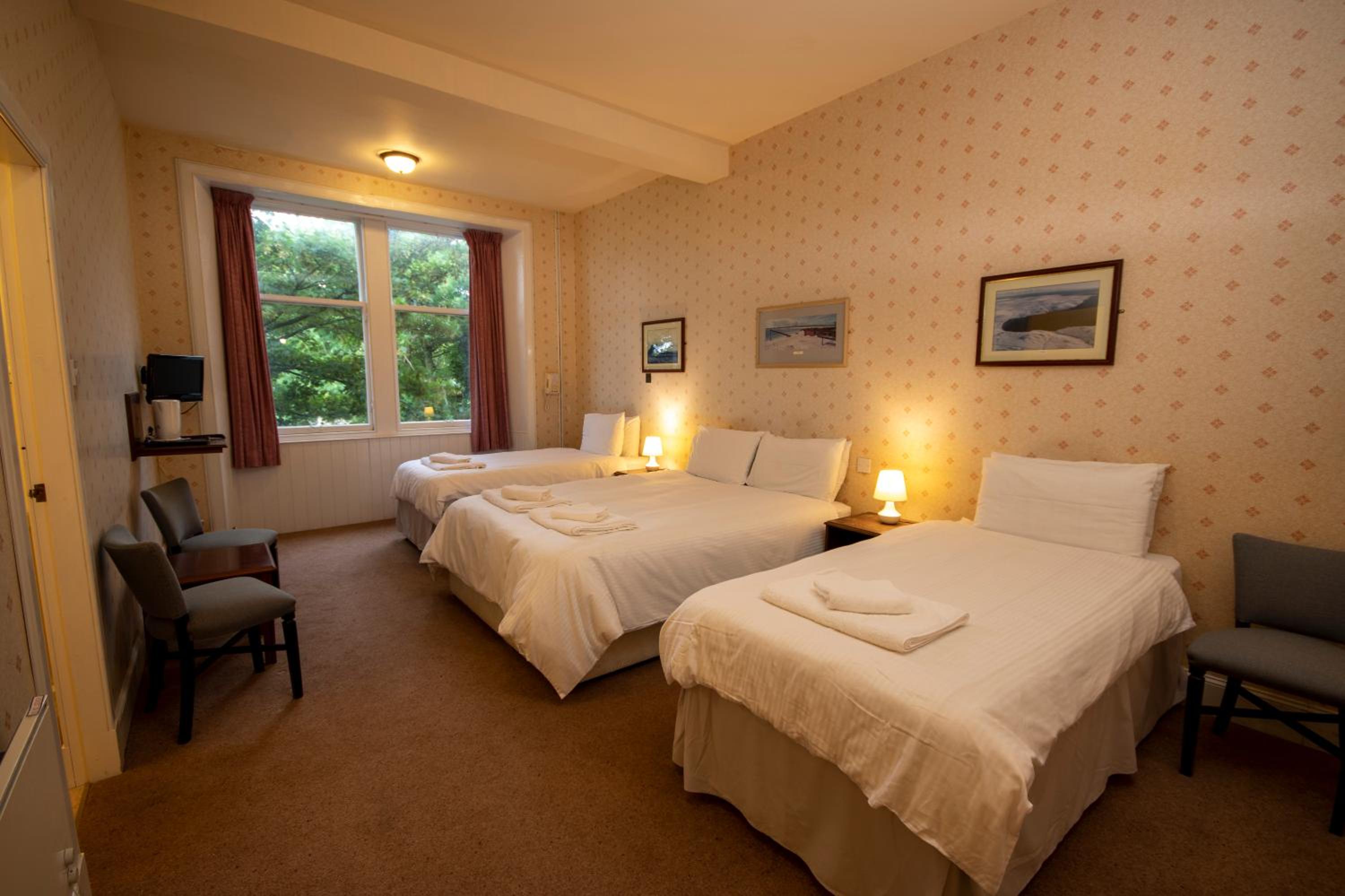 Quadruple Room with Private Bathroom - Photo 9