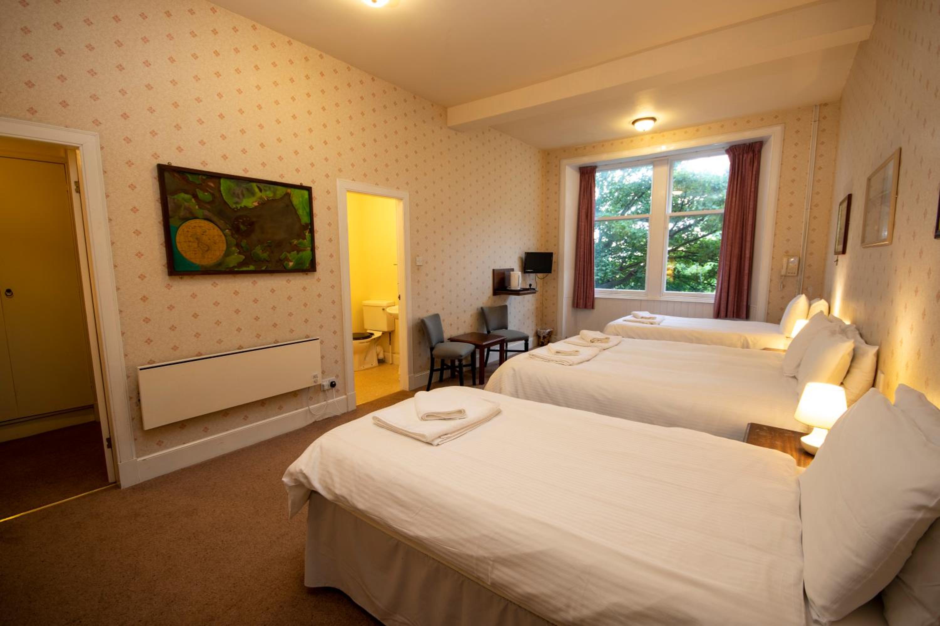 Quadruple Room with Private Bathroom - Photo 10