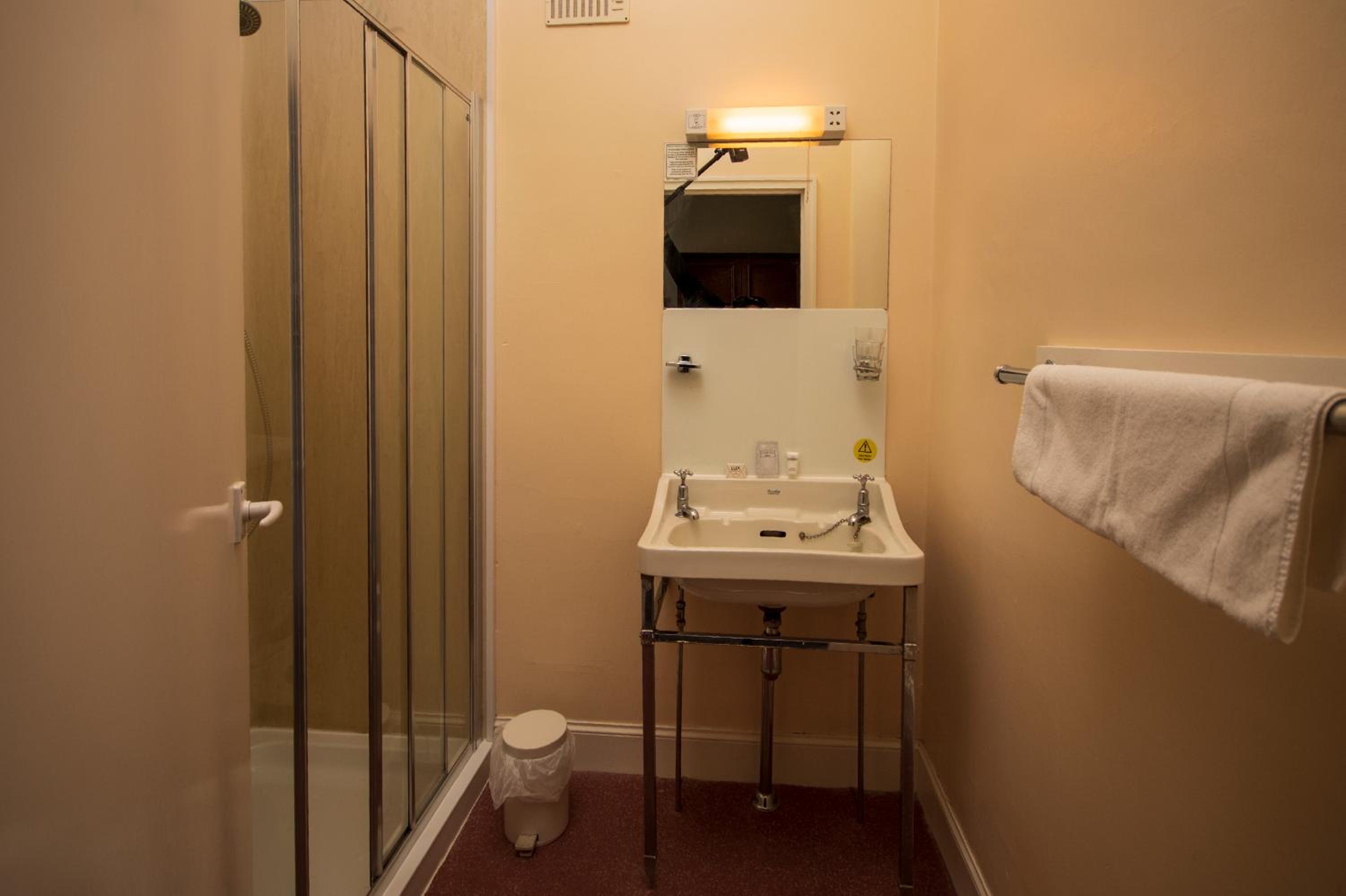 Double Room with Private Bathroom - Photo 10
