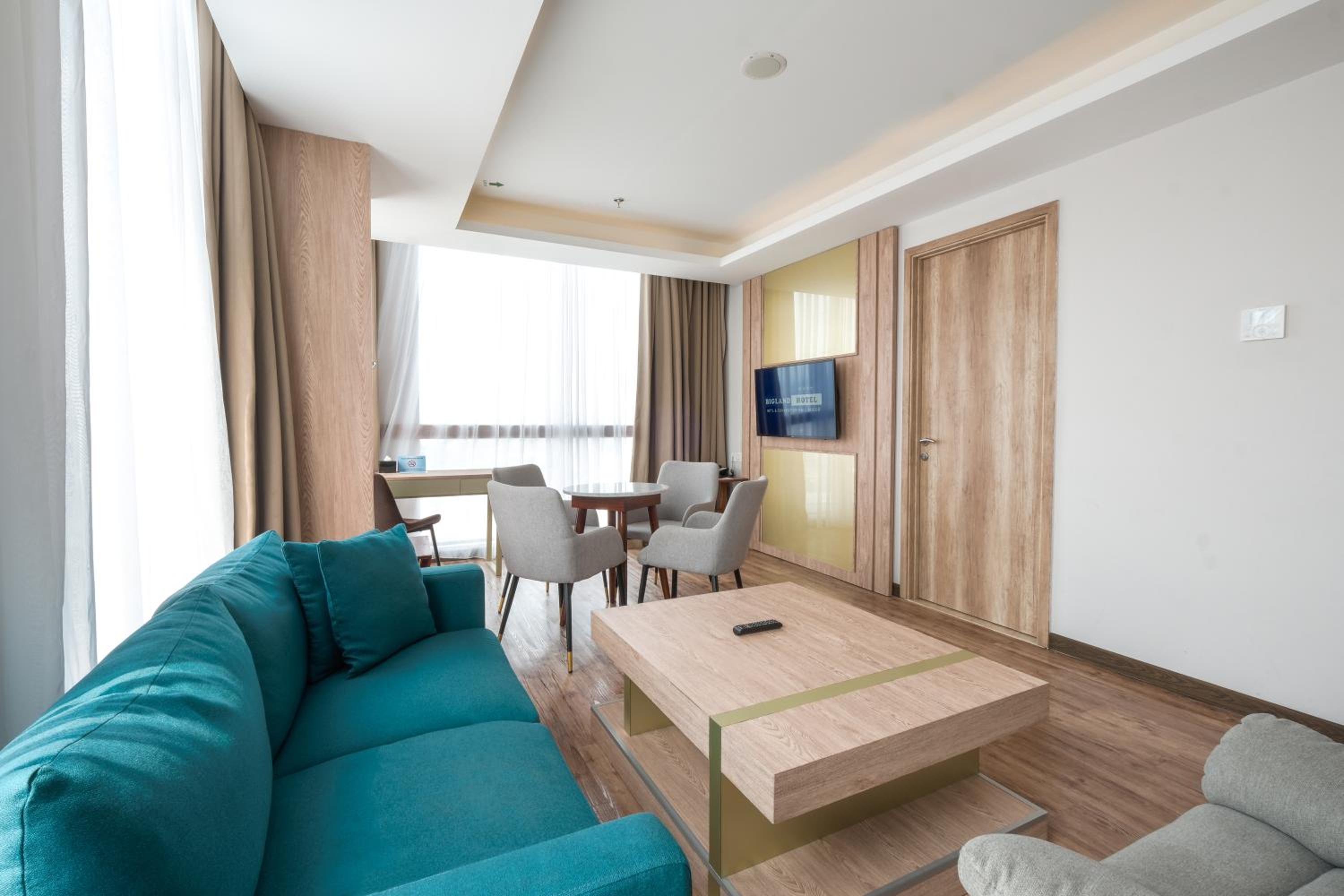 Executive Suite - Photo 10
