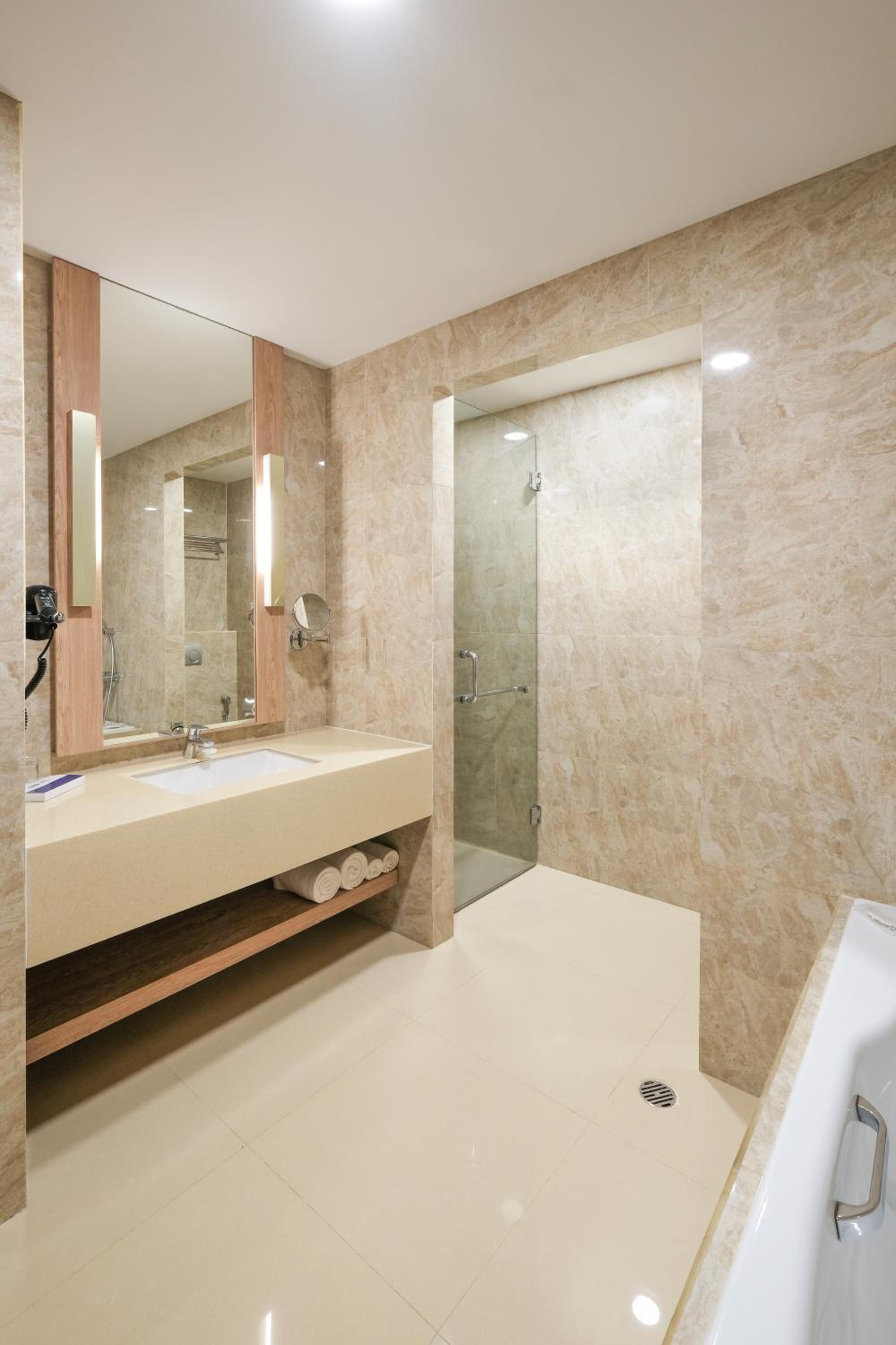 Executive Suite - Photo 6