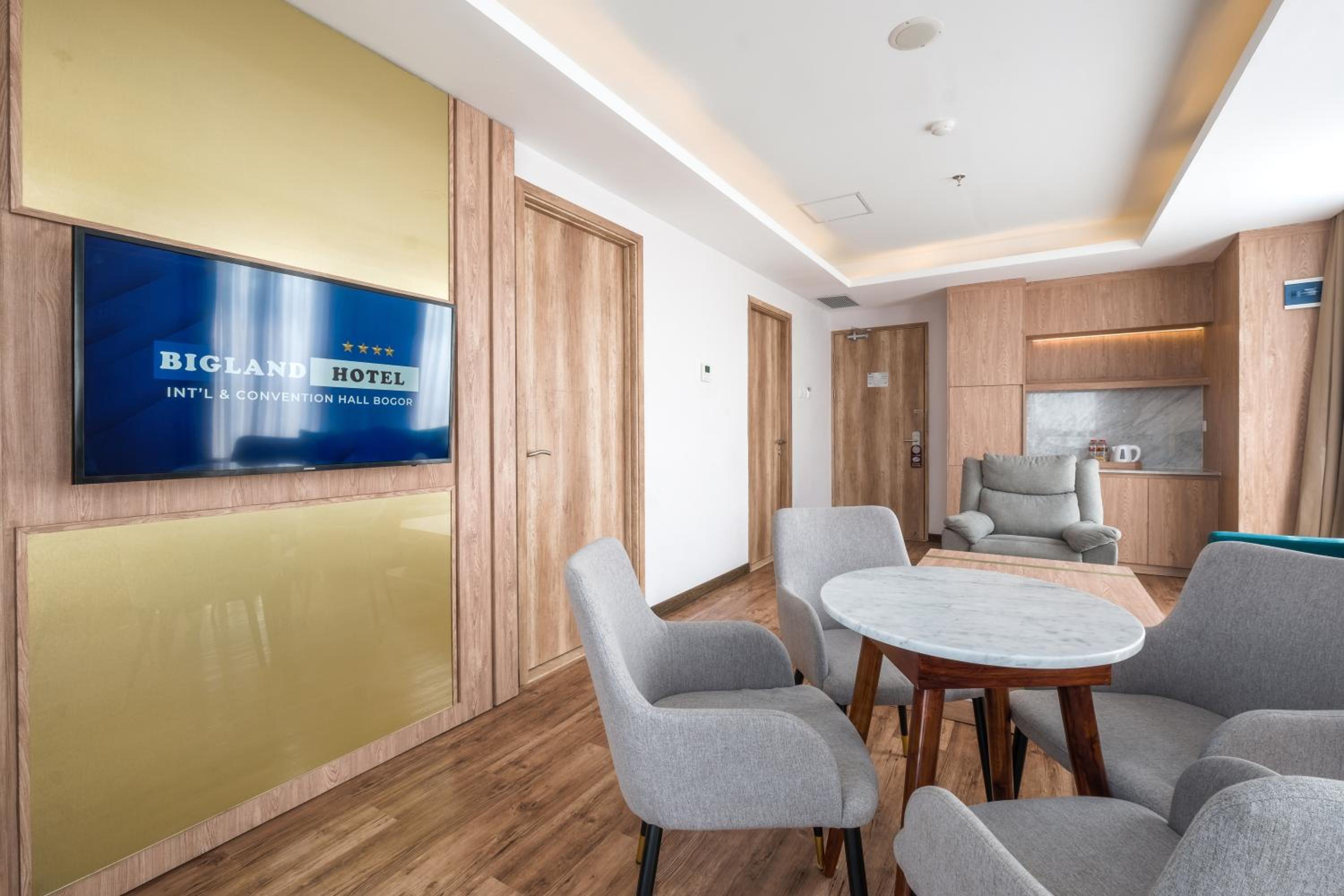 Executive Suite - Photo 8