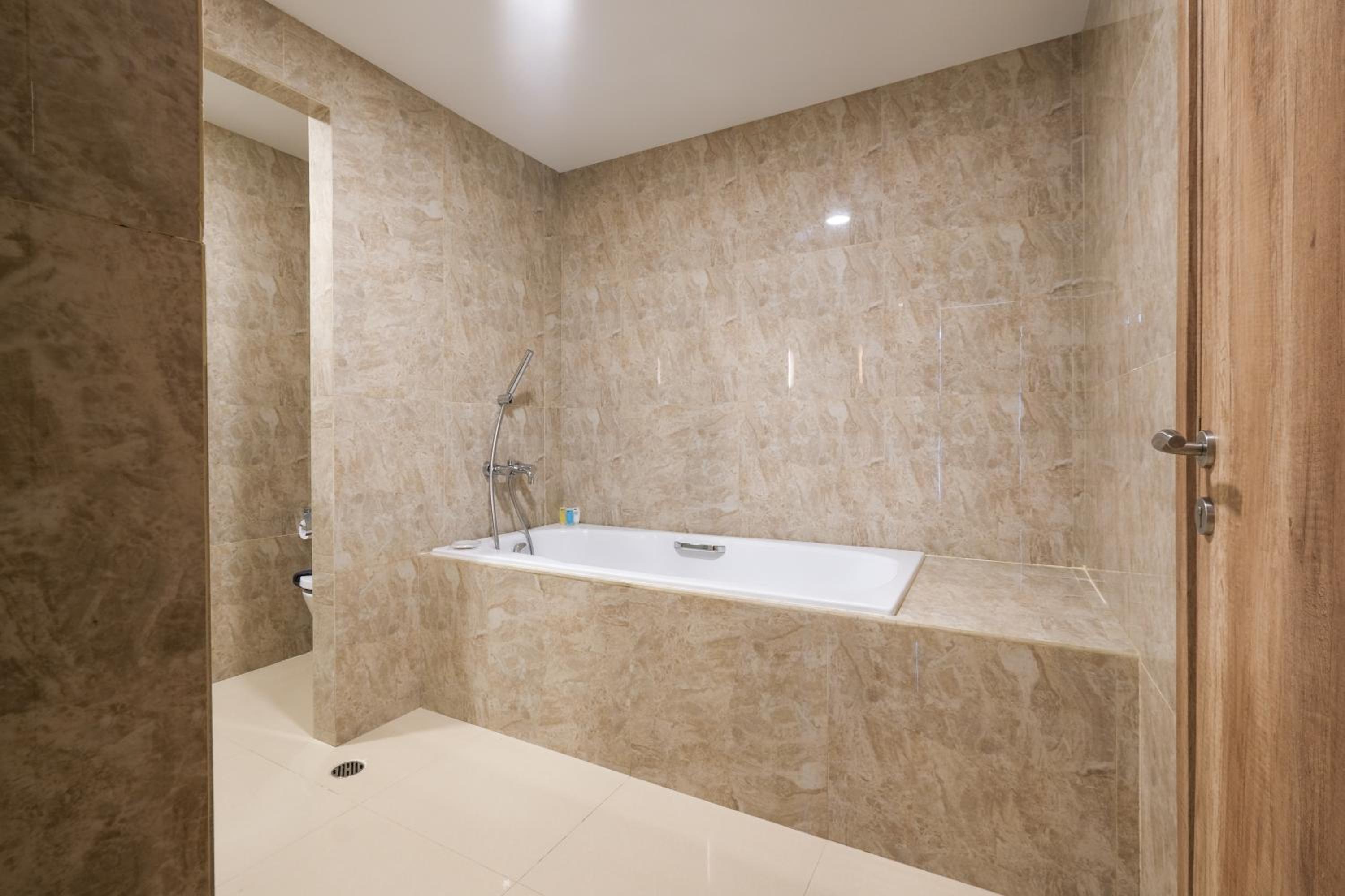 Executive Suite - Photo 3