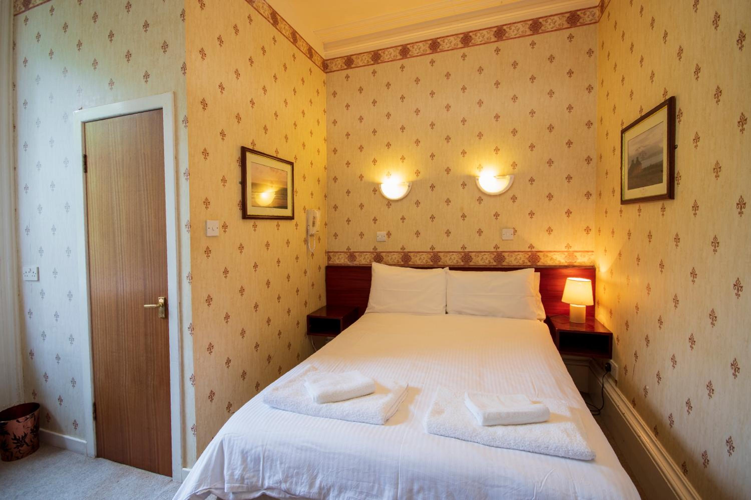 Double Room with Private Bathroom - Photo 9