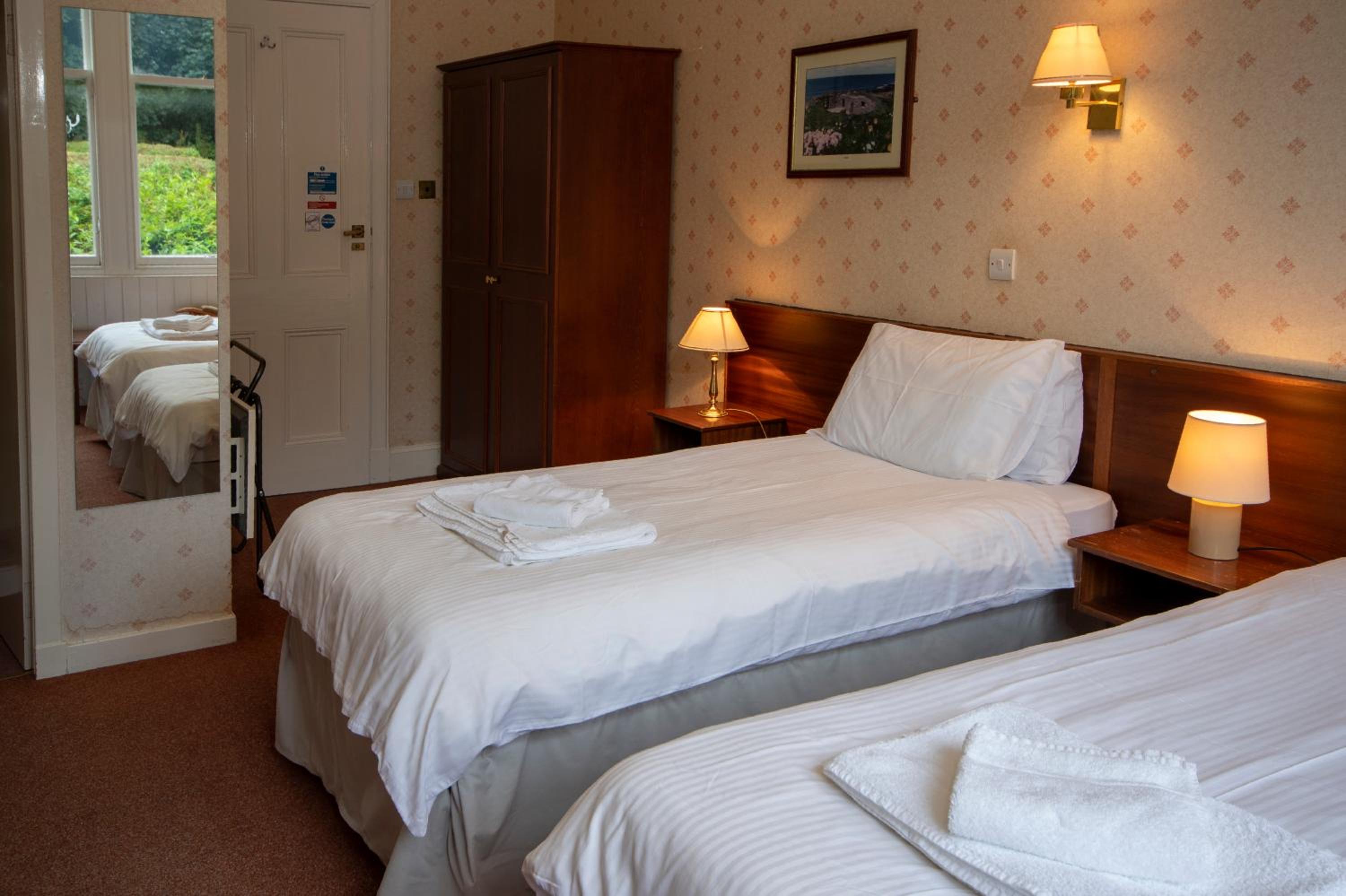 Twin Room with Private Bathroom - Photo 6