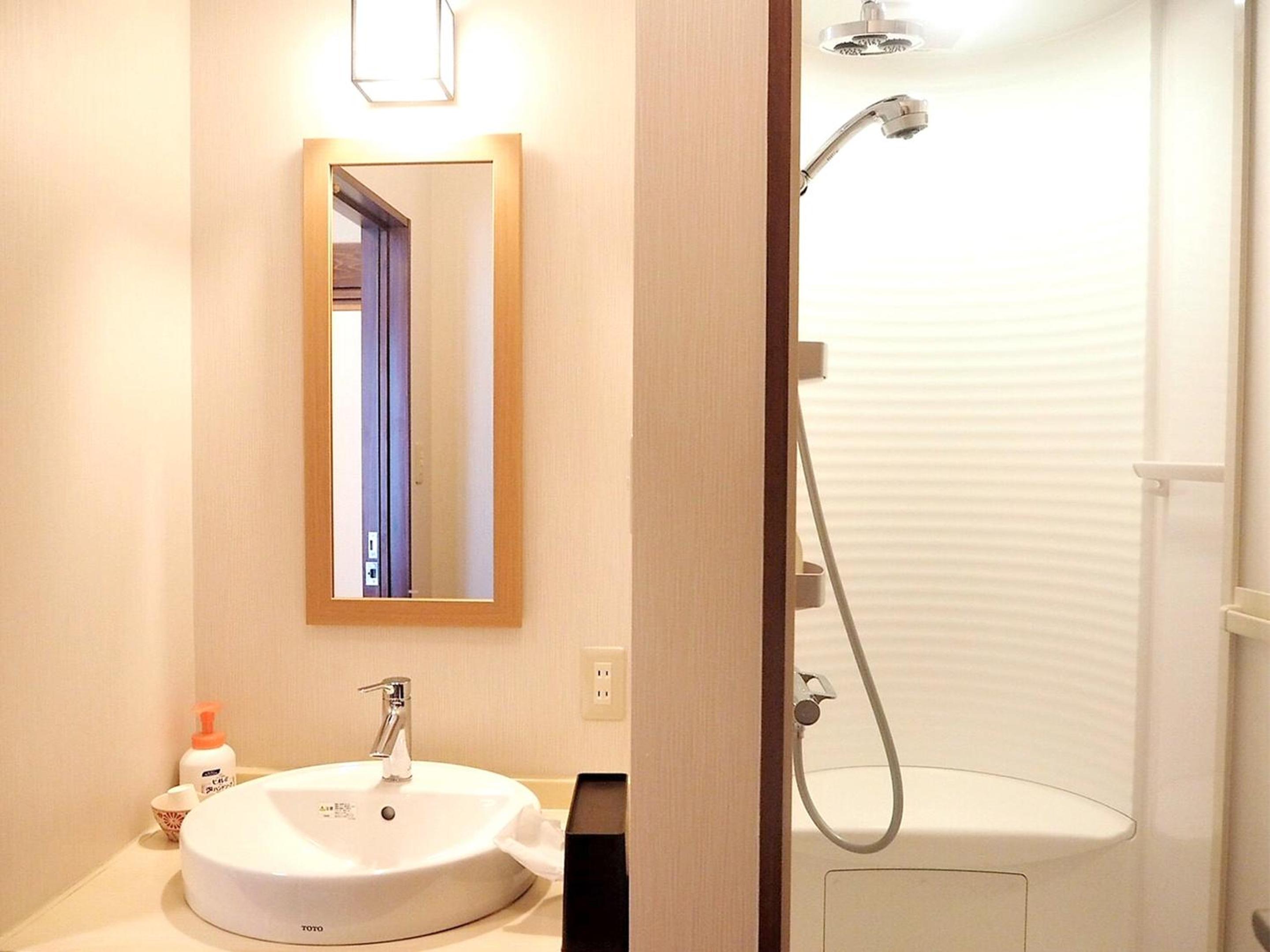 Quadruple Room with Private Bathroom photo 3