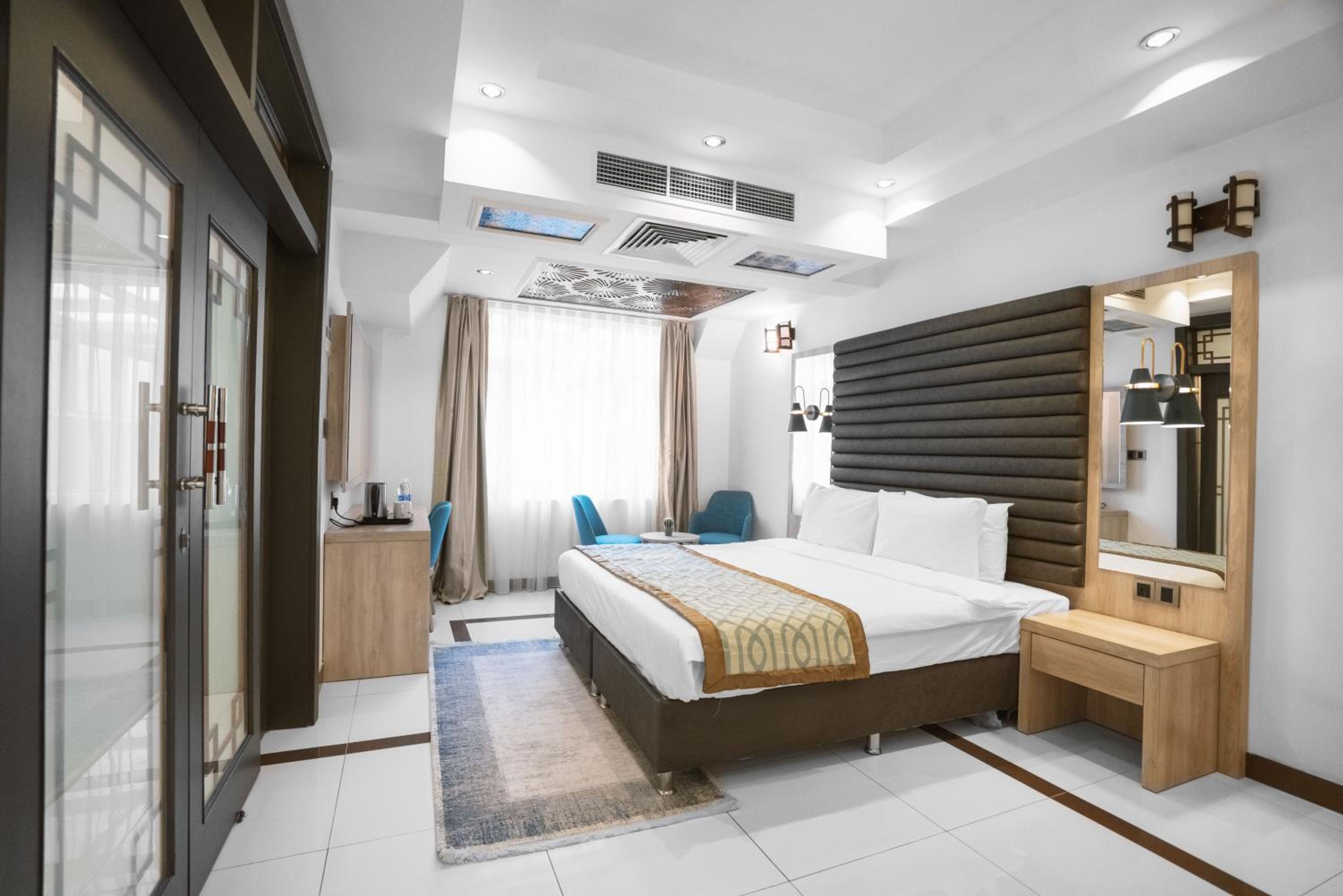 Executive Suite - Photo 5