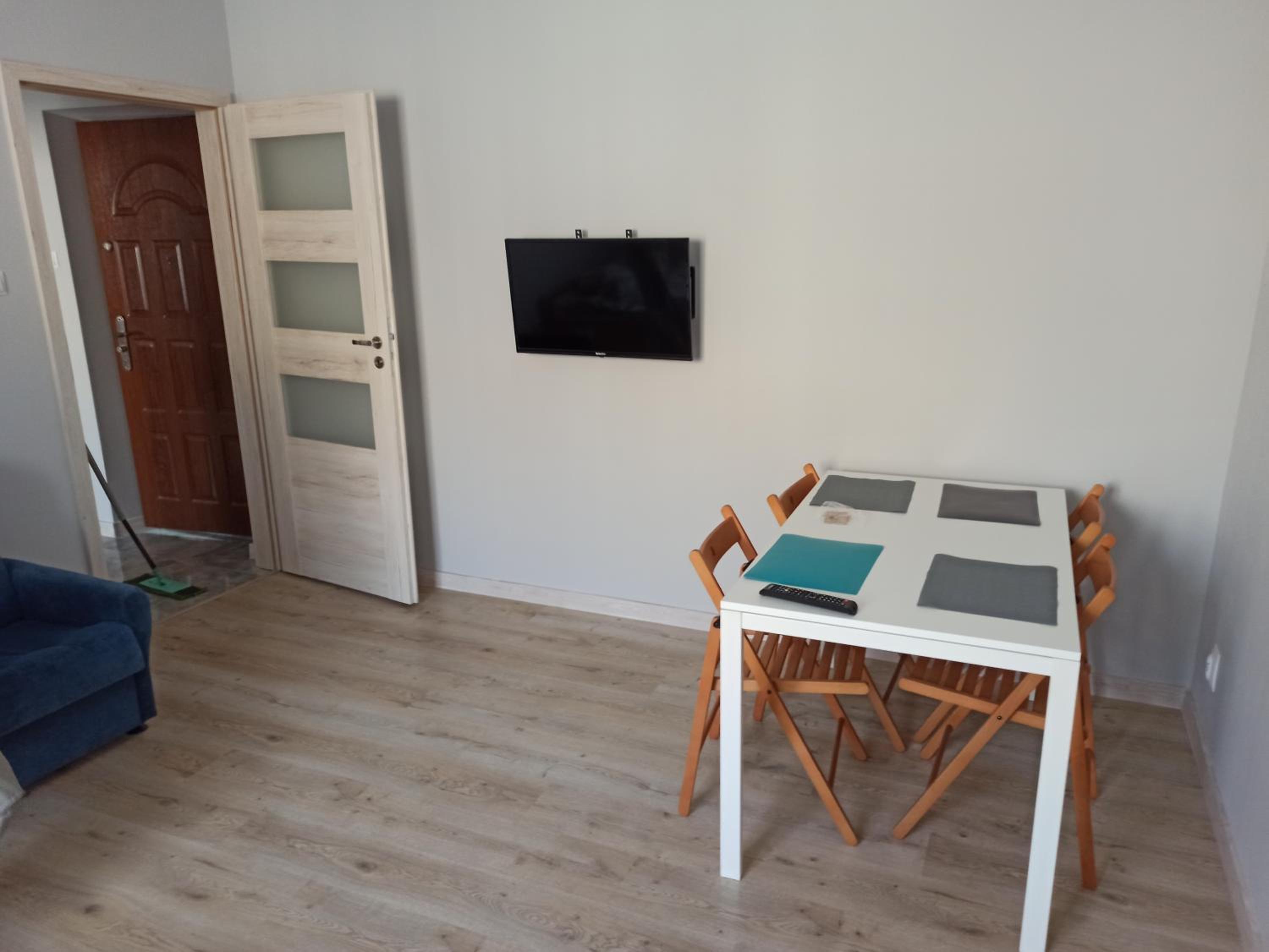 One-Bedroom Apartment - Photo 2