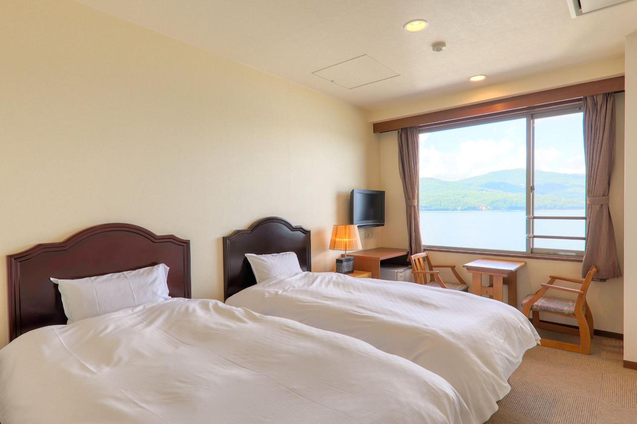 Twin Room with Private Bathroom with Lake View