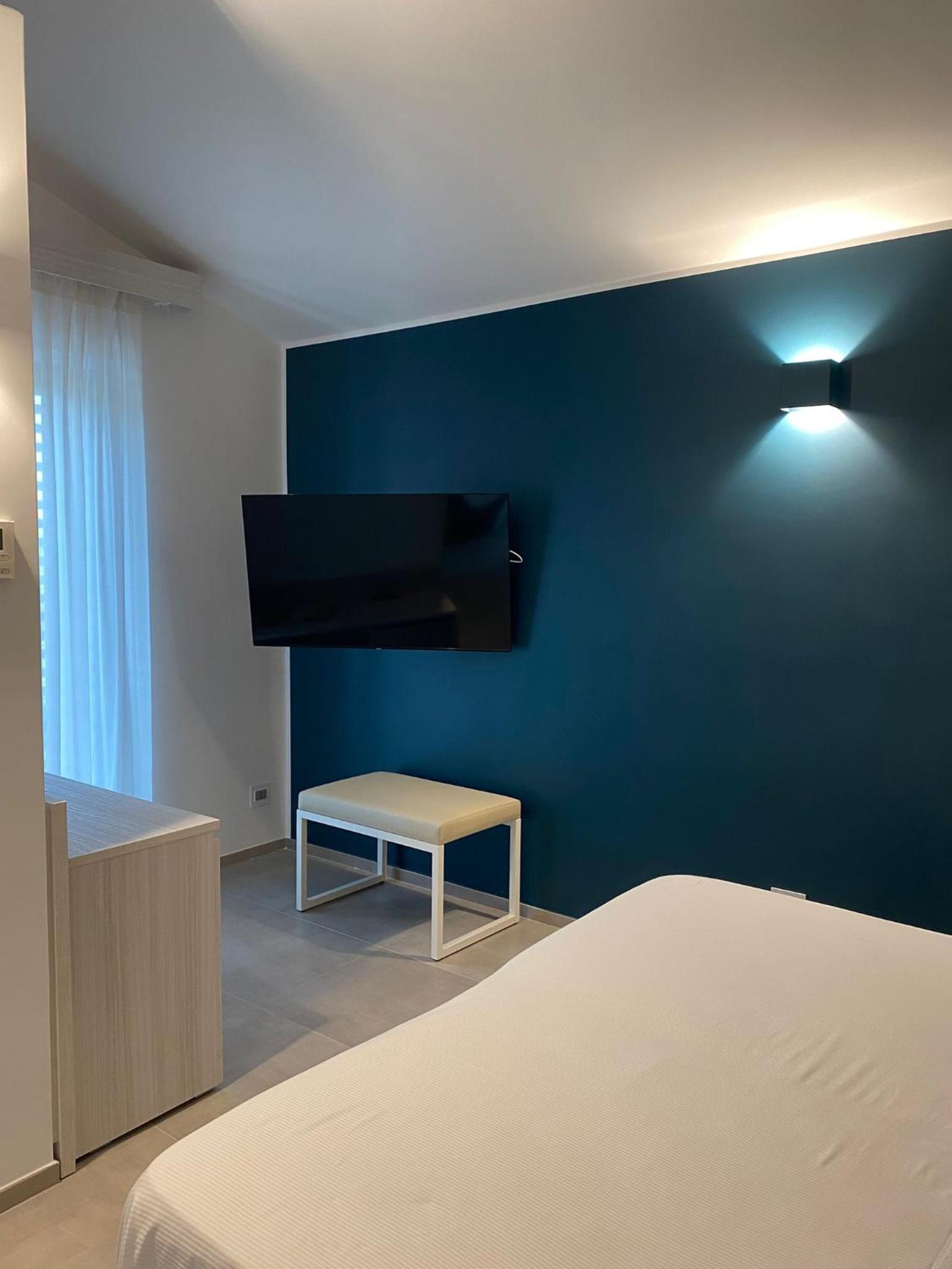 Deluxe Room (2 Adults + 1 Child) photo 2
