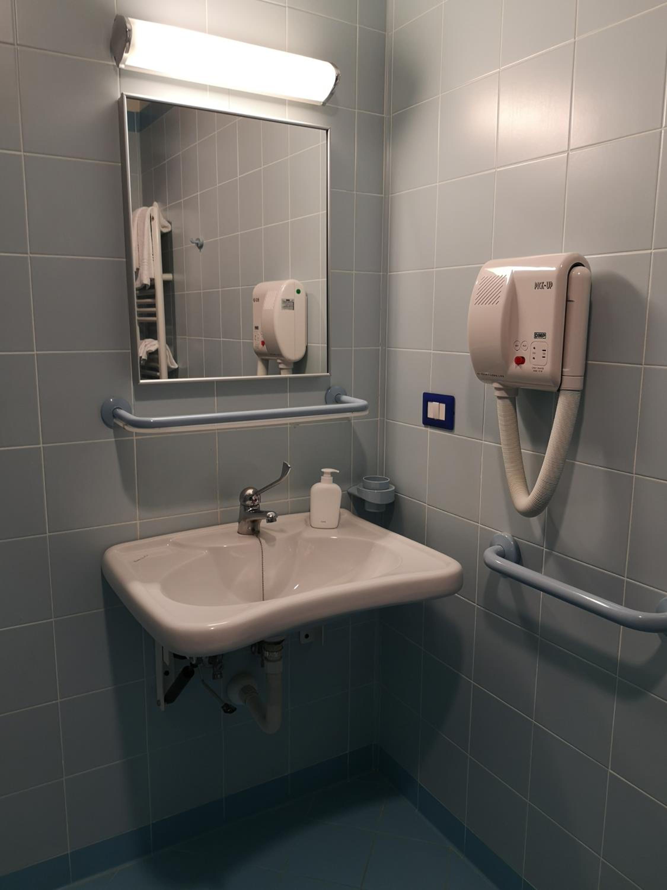 Twin Room with Private Bathroom - Photo 4