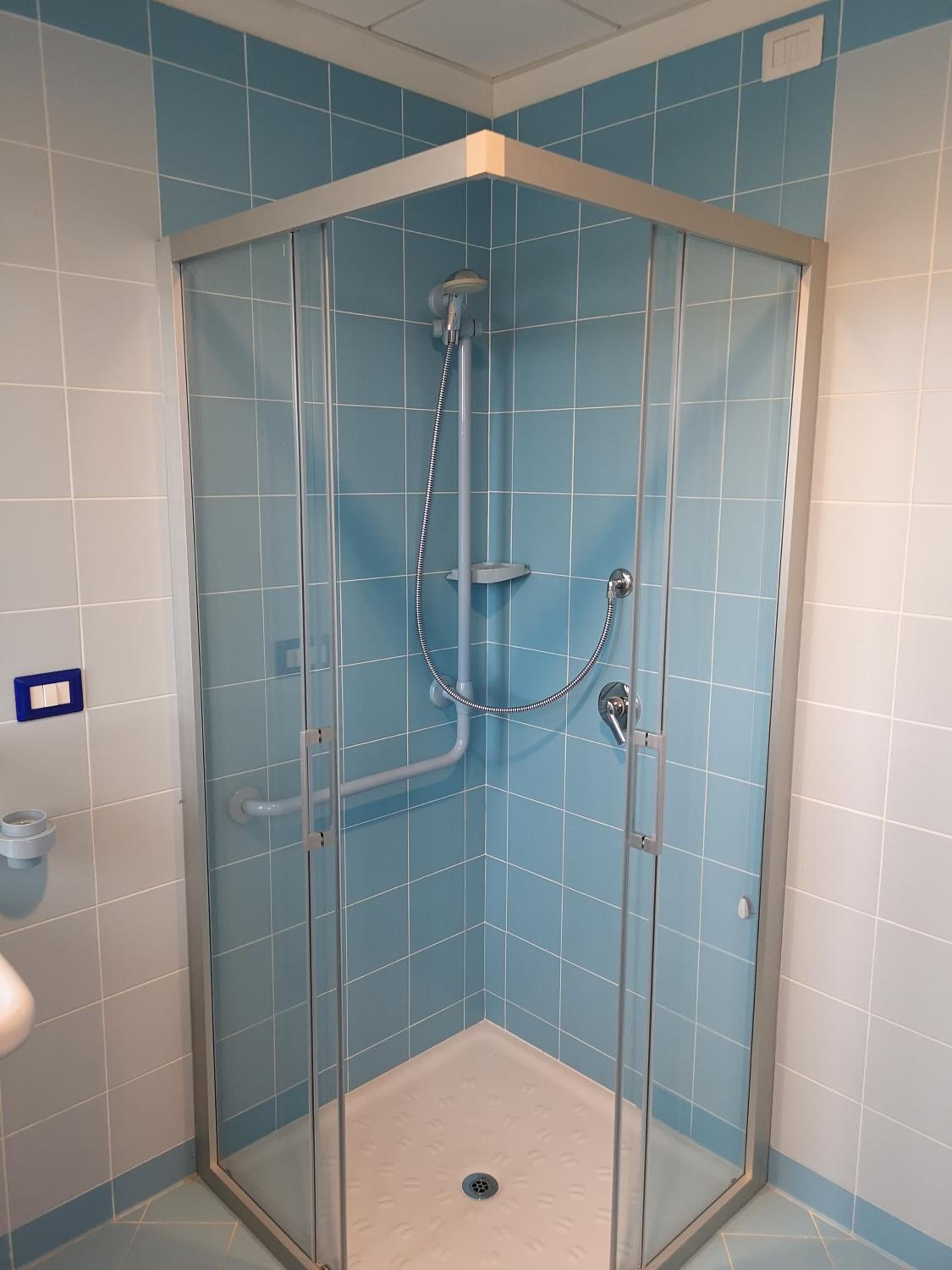 Twin Room with Private Bathroom - Photo 3
