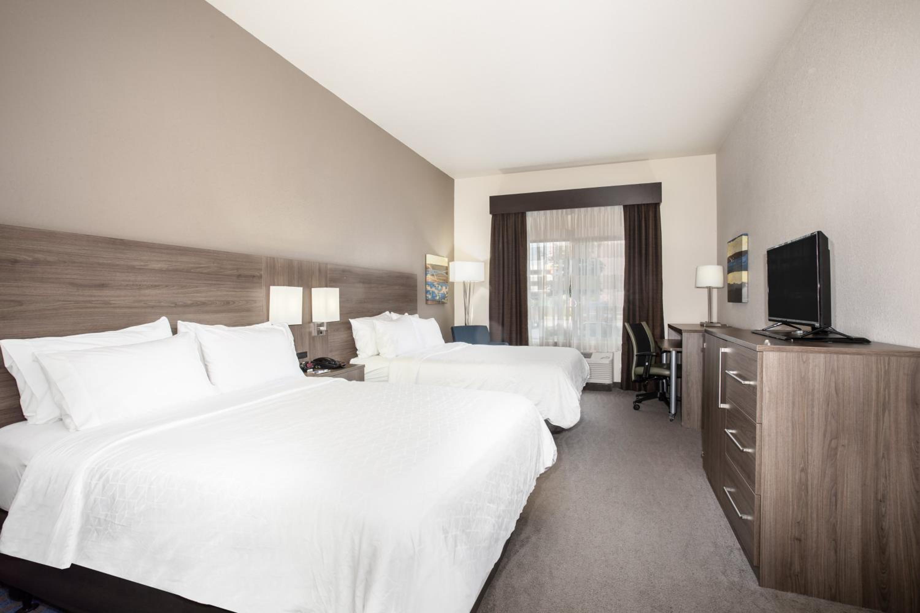 Queen Room with Two Queen Beds - Disability Access photo 2