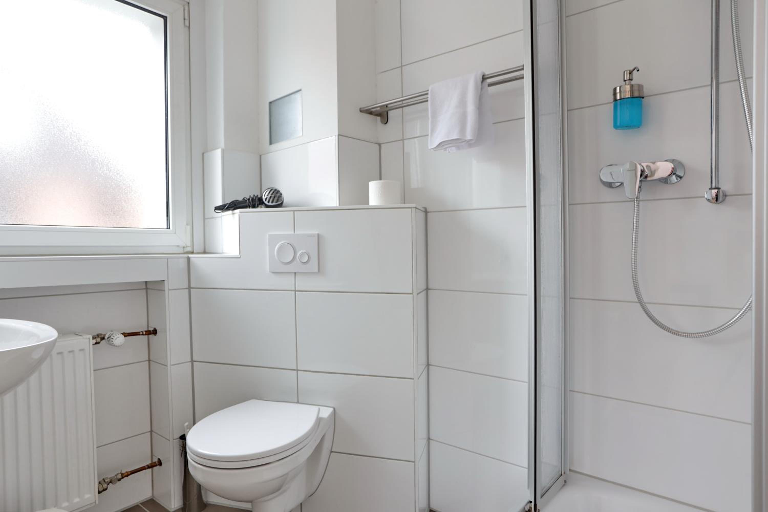 Double or Twin Room with Bathroom - Photo 3