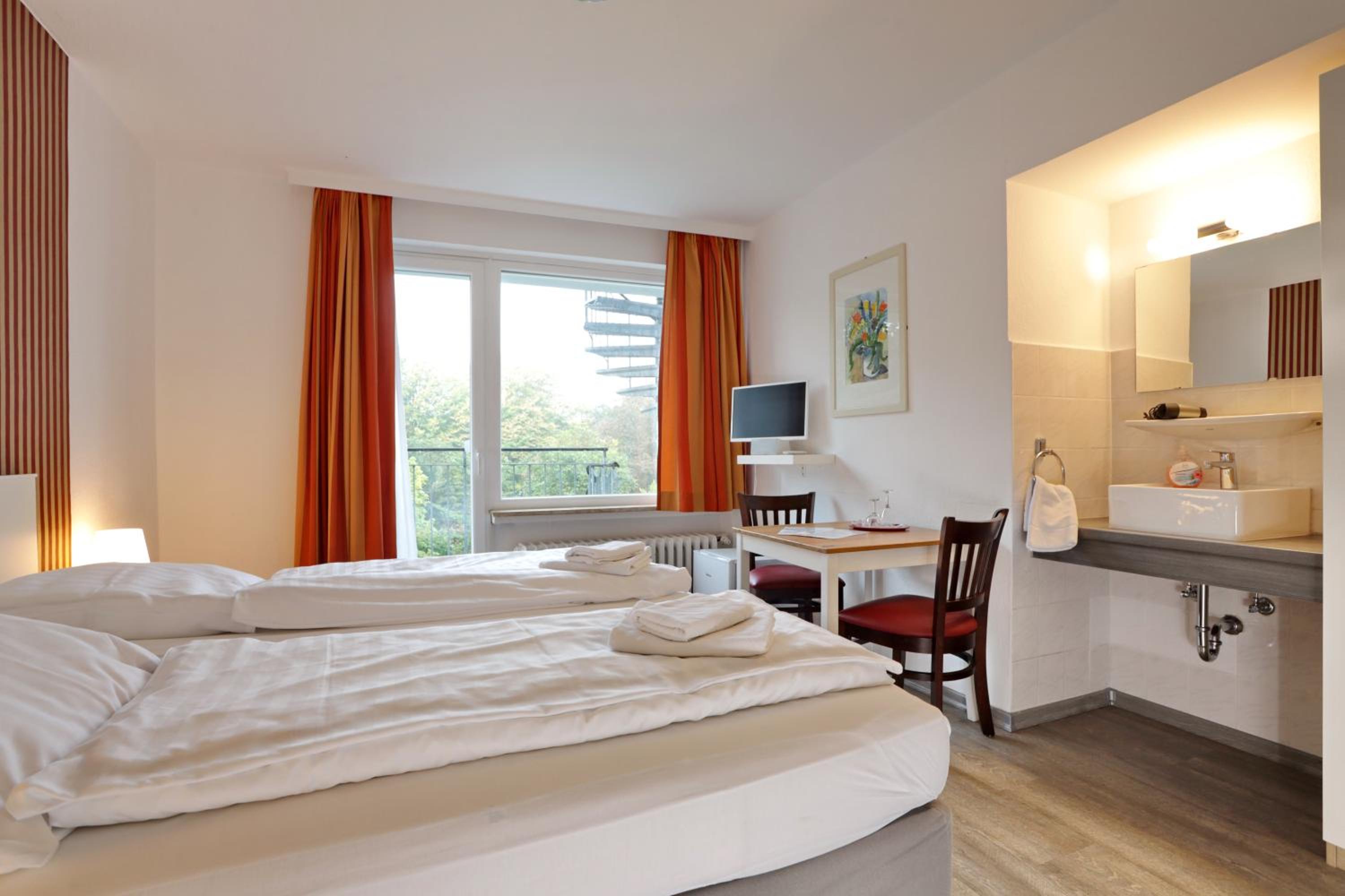 Double or Twin Room with Bathroom - Photo 1