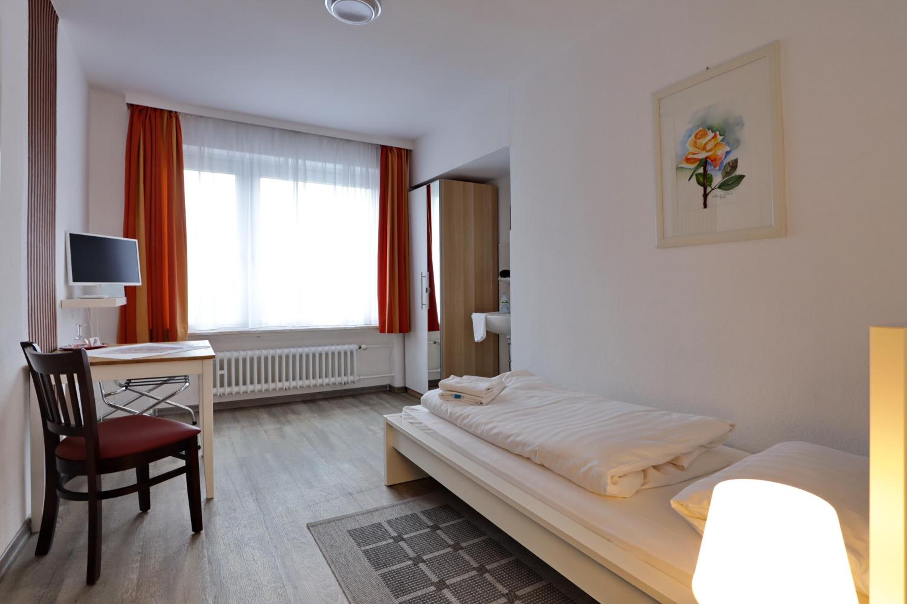 Single Room with Shared Shower and Toilet photo 1